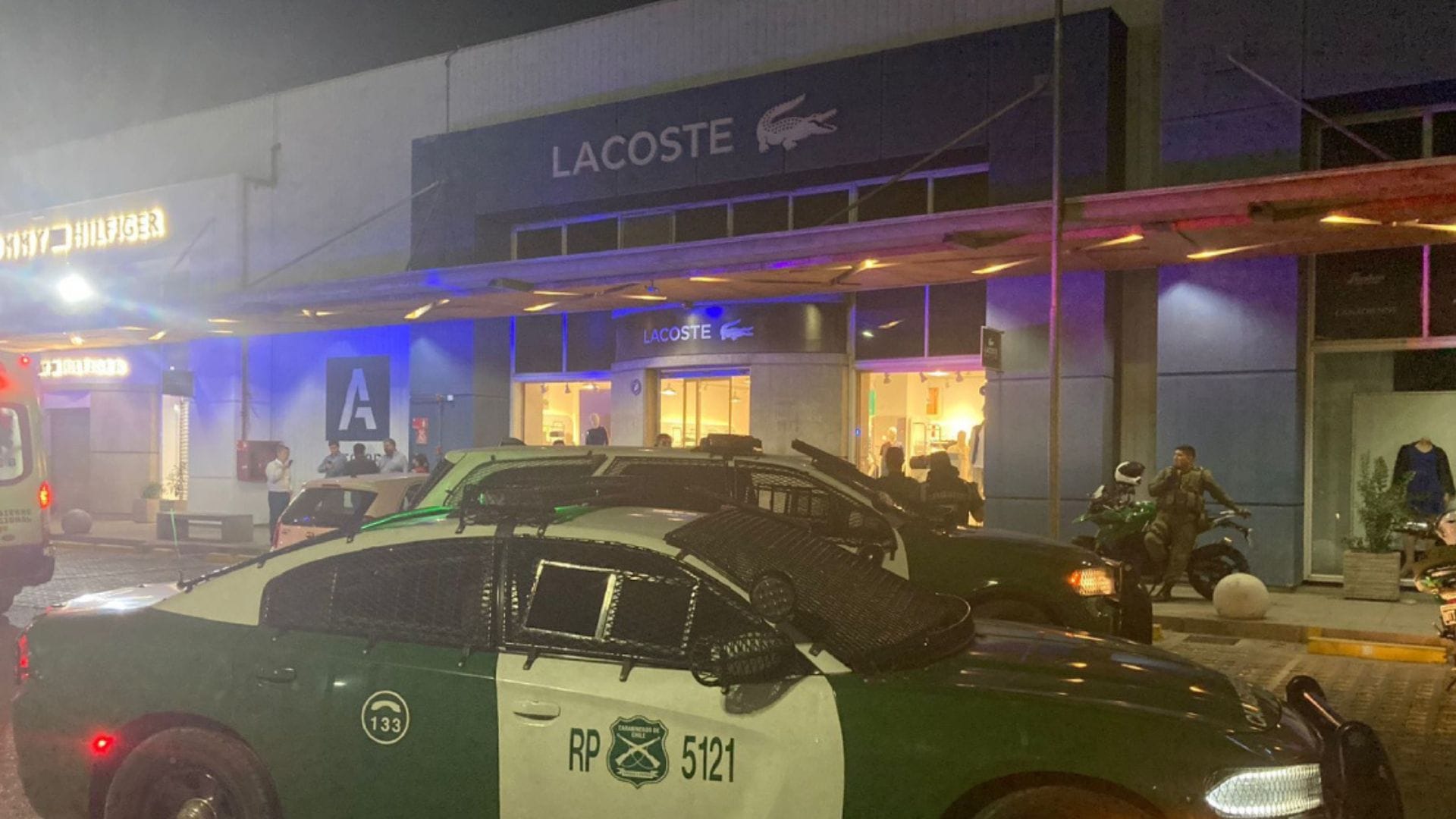 Fingieron ser clientes e hirieron a tres trabajadores: Millonario asalto en mall outlet de Quilicura