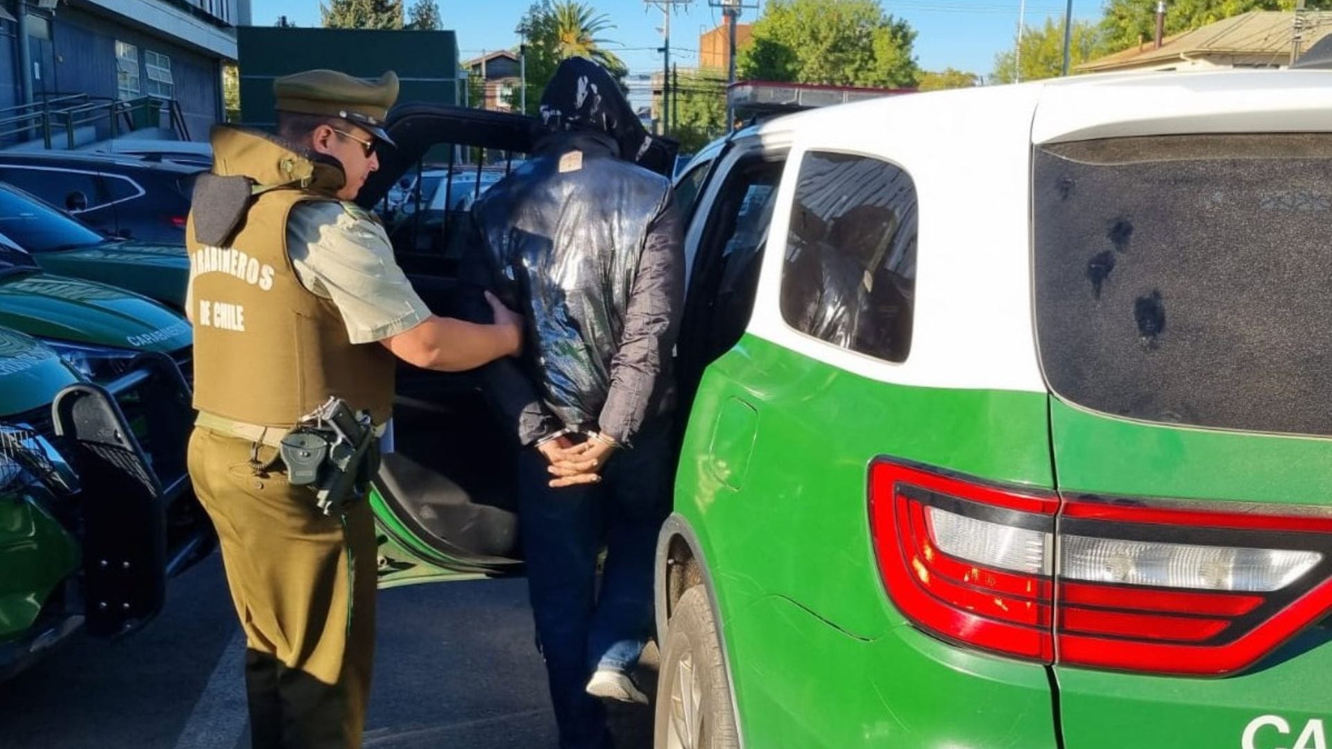 Llevaba una pistola en la mochila: Estudiante de 16 años agredió a inspector y profesores al interior de liceo en Chillán