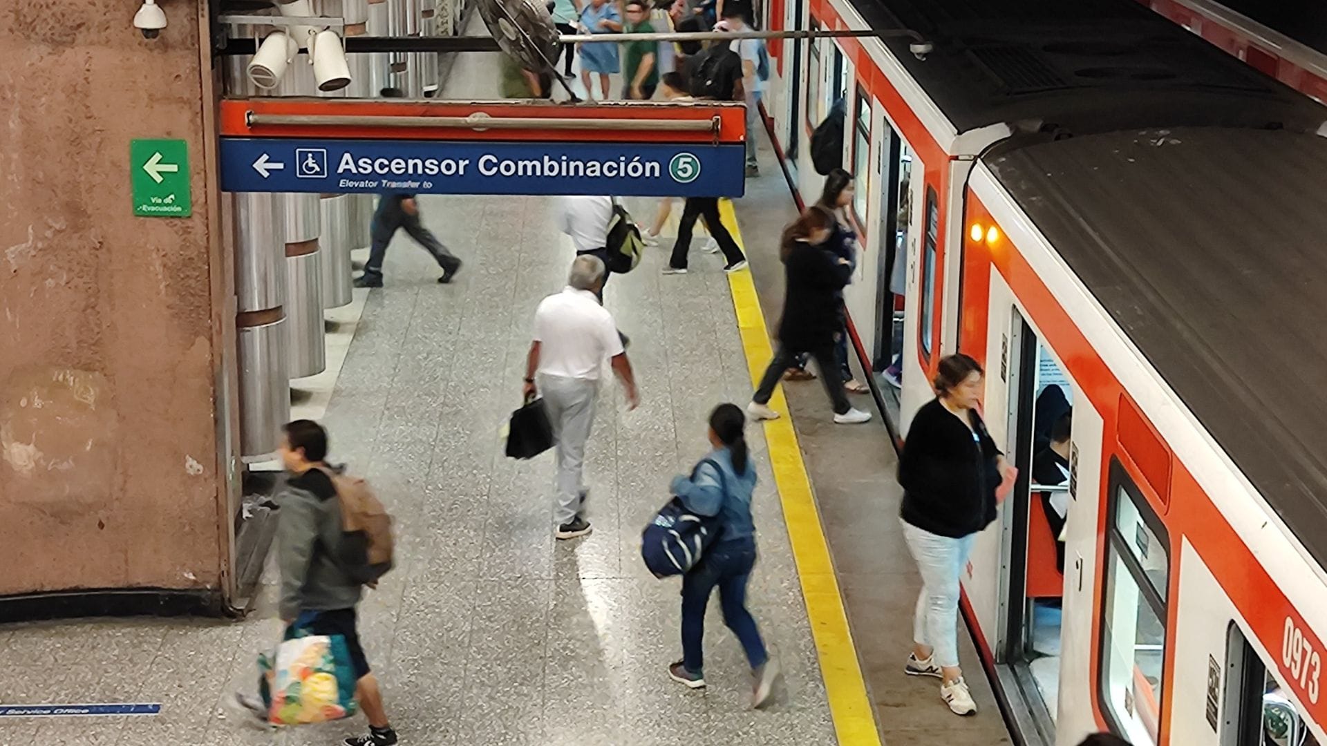 Hasta las 00:30 horas: Metro anuncia extensión horaria en nueve estaciones por partido de Chile y Paraguay