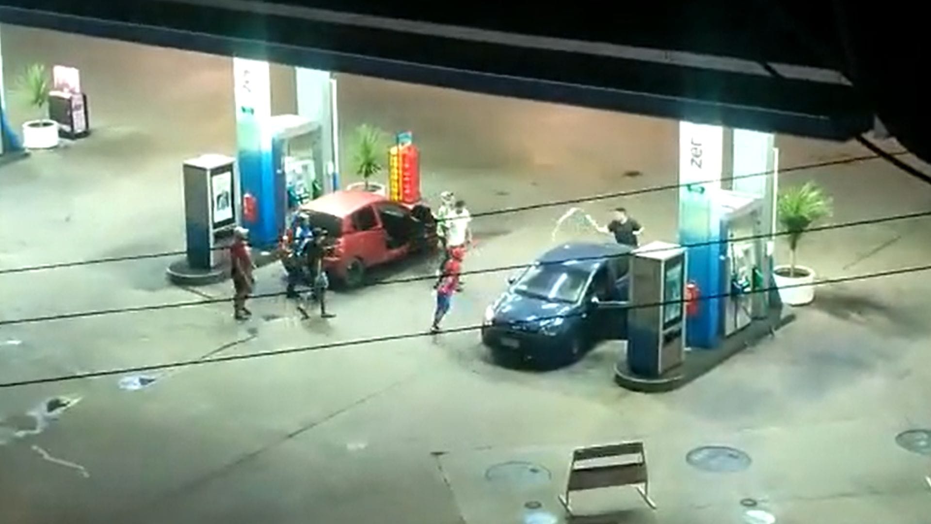 Le roció bencina a un grupo de personas: Video muestra peligrosa acción durante pelea en un servicentro de Antofagasta
