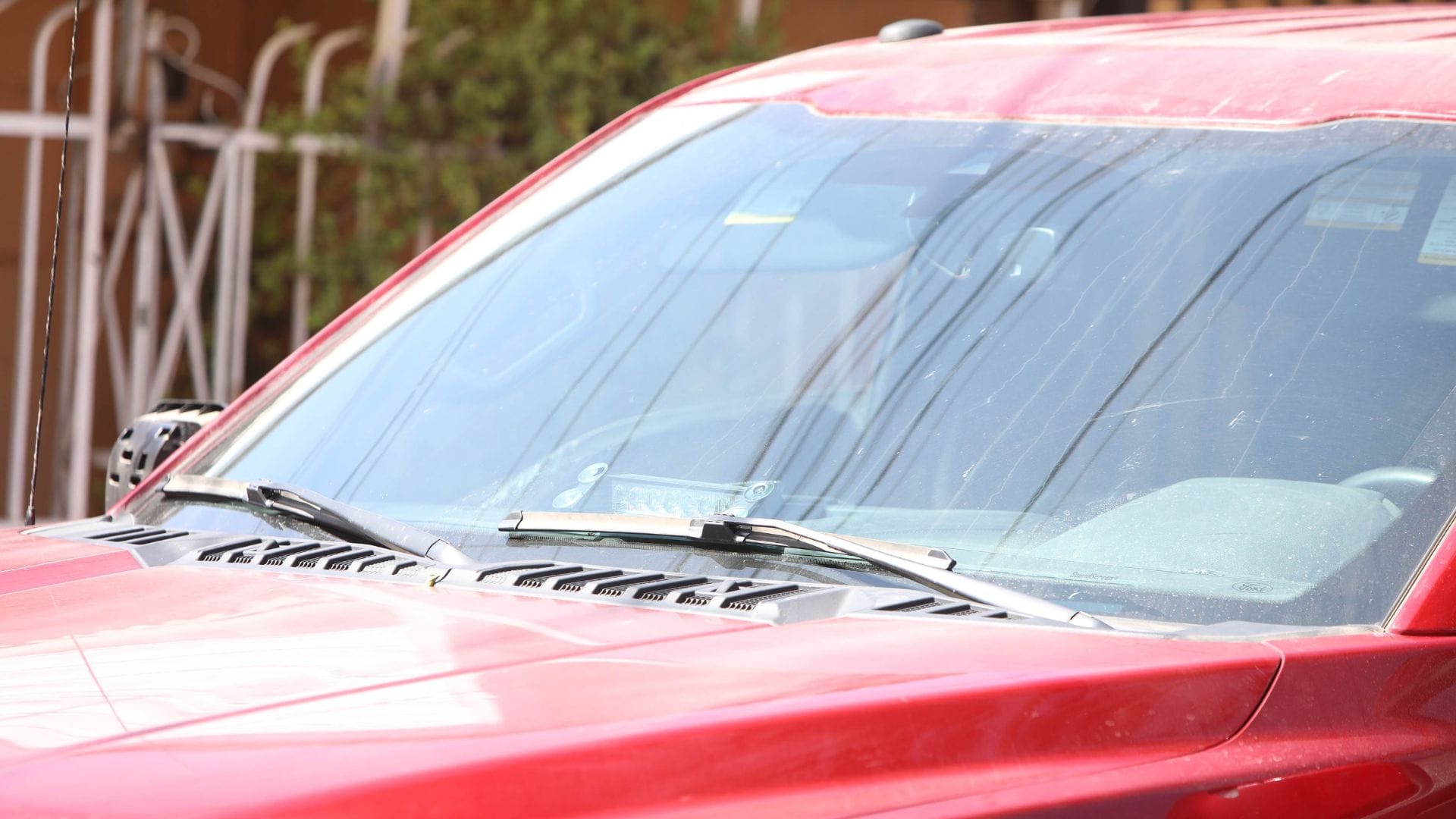 “Pidiéndole que no se fueran”: Niña se colgó en la camioneta de la pareja de su mamá y murió por una fractura craneal en Argentina