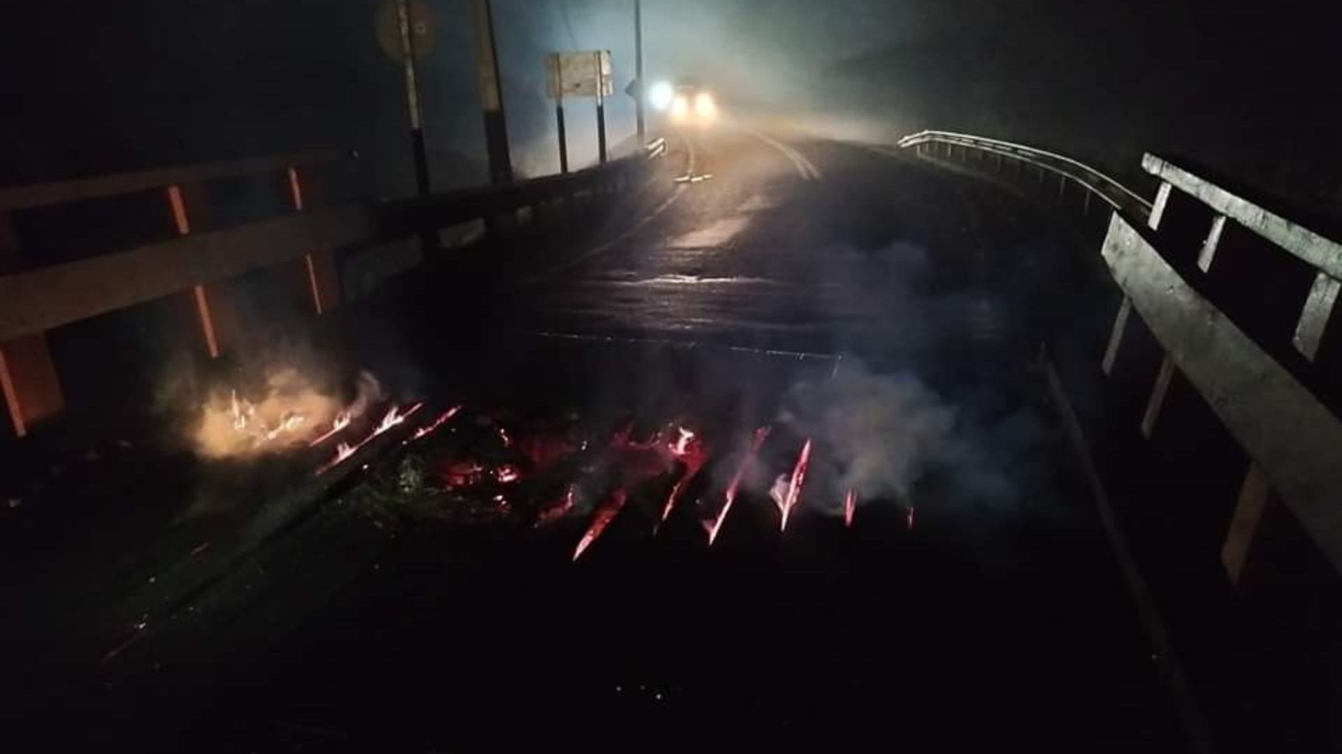 Puente fue destruido tras ataque incendiario: Encuentran lienzo con amenazas a diputados en la región de La Araucanía
