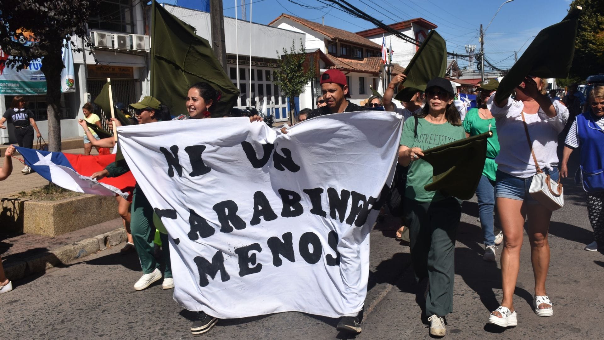 Vecinos de distintas comunas de Chile expresan su apoyo a Carabineros tras muerte de sargenta Rita Olivares