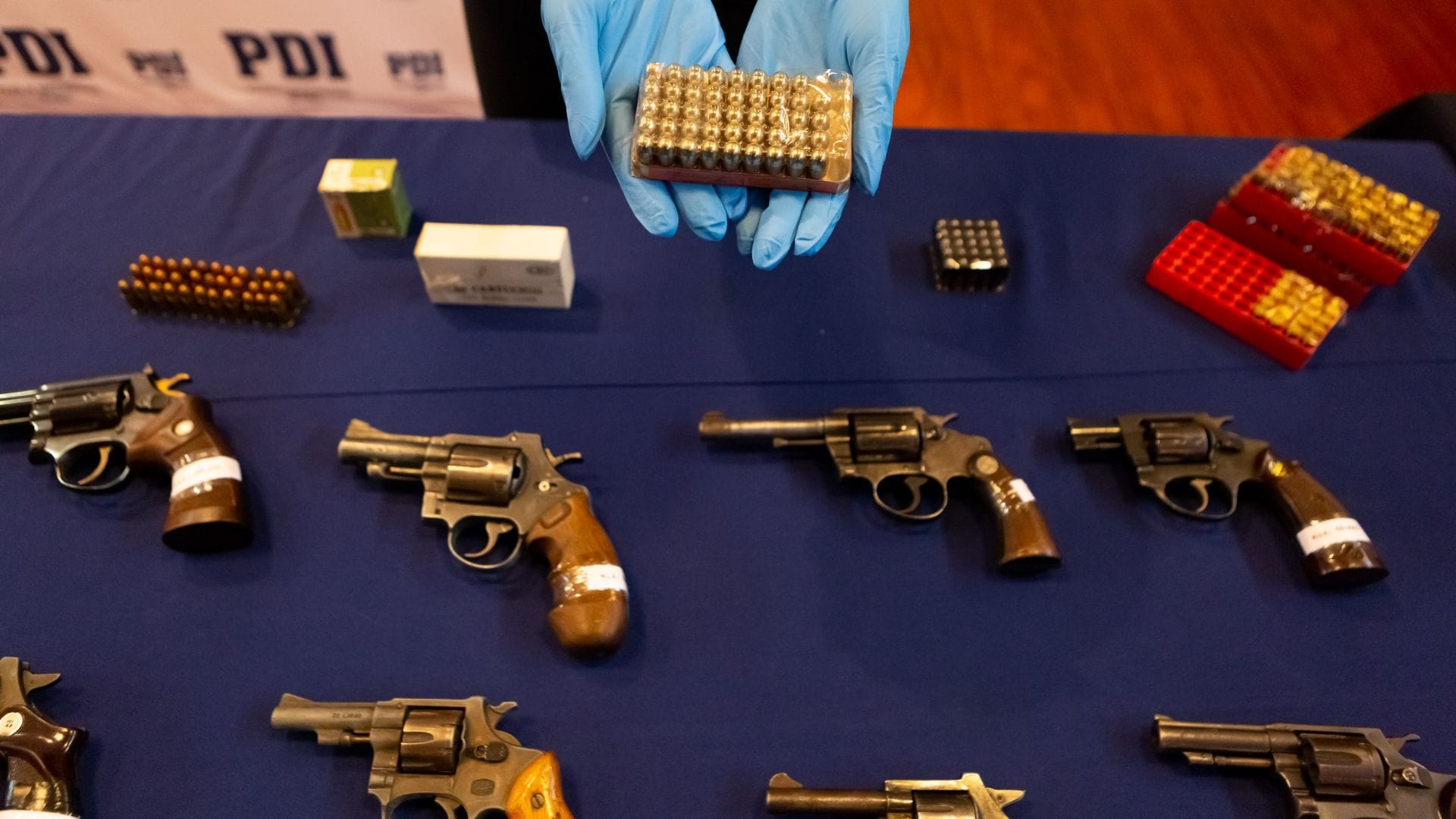 Proveían armas exhibidas en videos musicales: Abuela y nieto fueron detenidos en operativo contra peligrosa banda en Maipú
