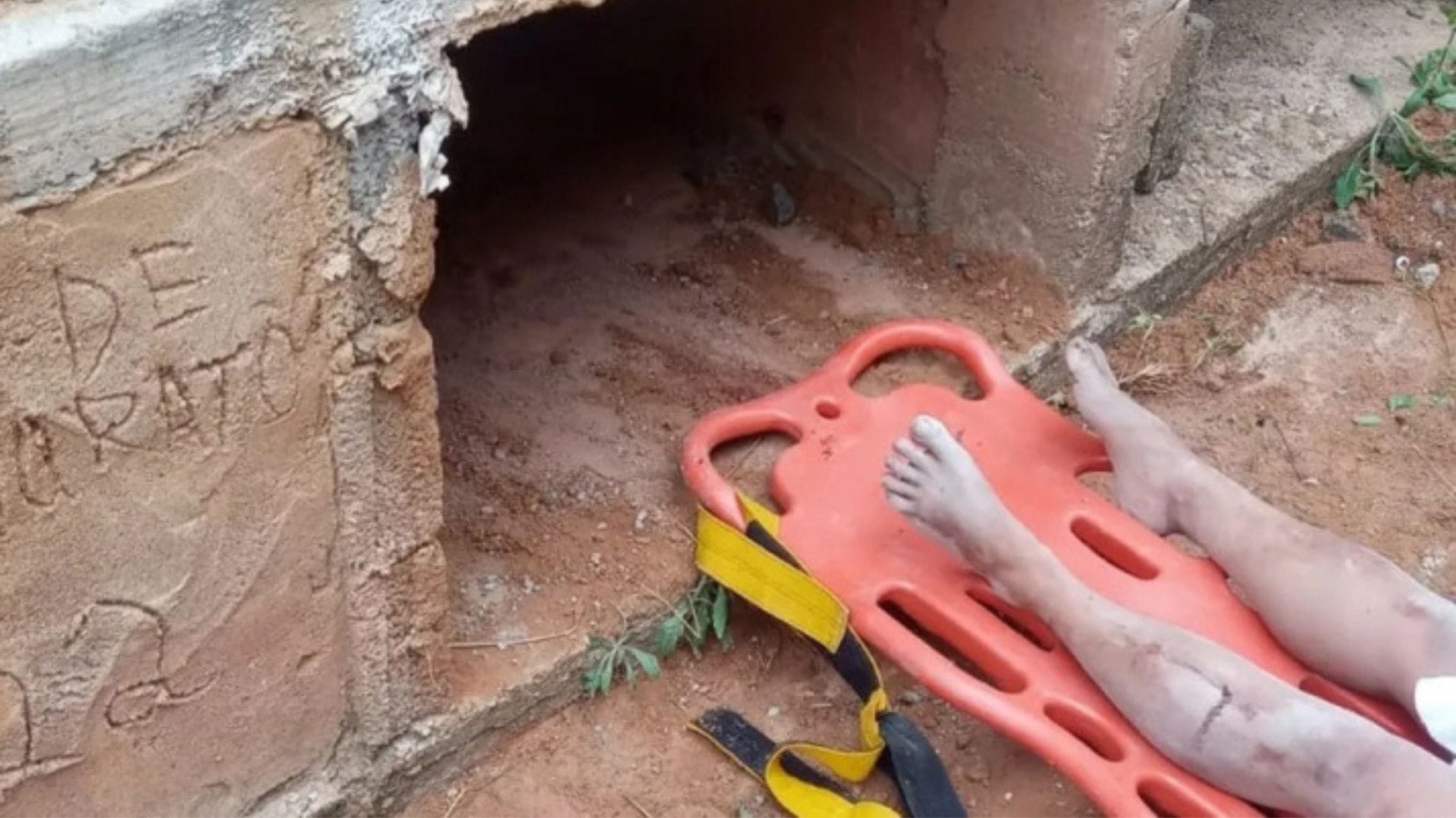 Escucharon gritos de socorro: Mujer de 36 años fue sepultada viva al interior de un nicho en un cementerio de Brasil