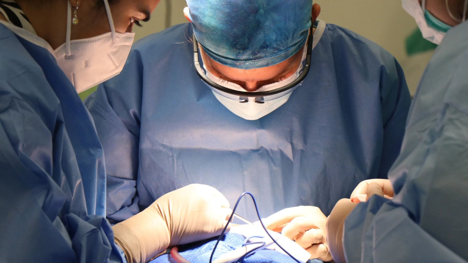Sus padres notaron una protuberancia: Logran extirpar un tumor de 2 kilos a una niña de 10 meses
