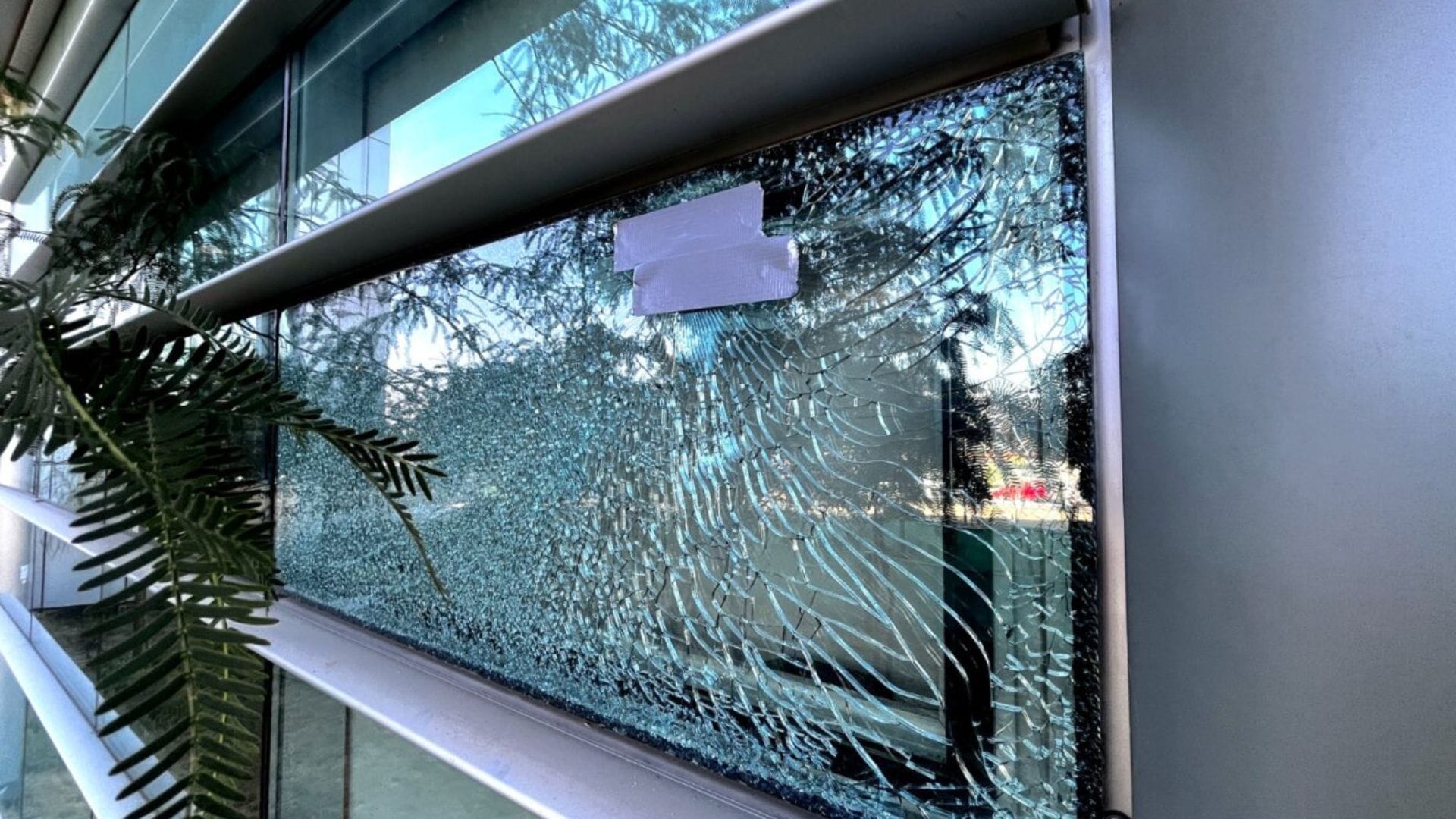 “Balas locas” rompieron vidrios del hospital: Consternación por balacera que afectó a principal recinto asistencial de Calama