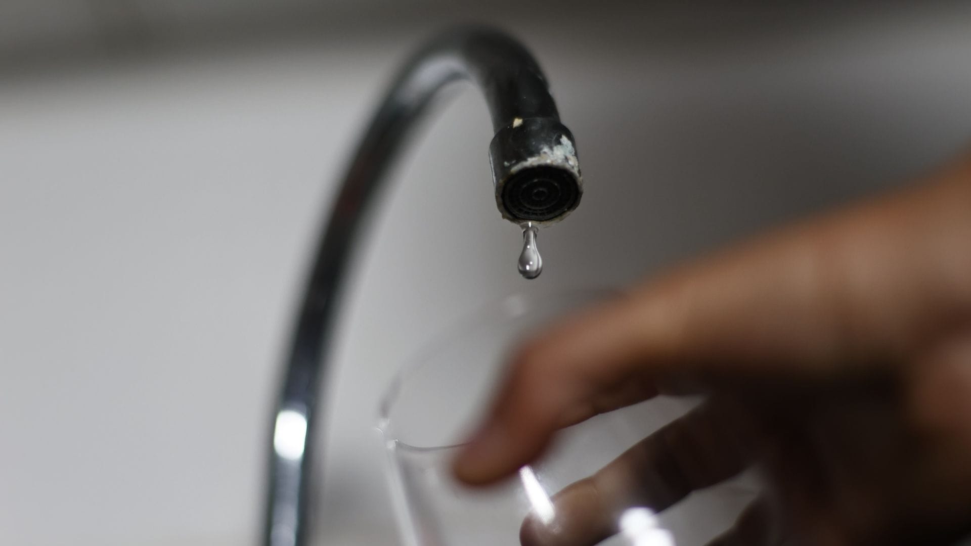Extenso corte de agua en cuatro comunas de la Región Metropolitana por rotura de matriz: Durará hasta el martes