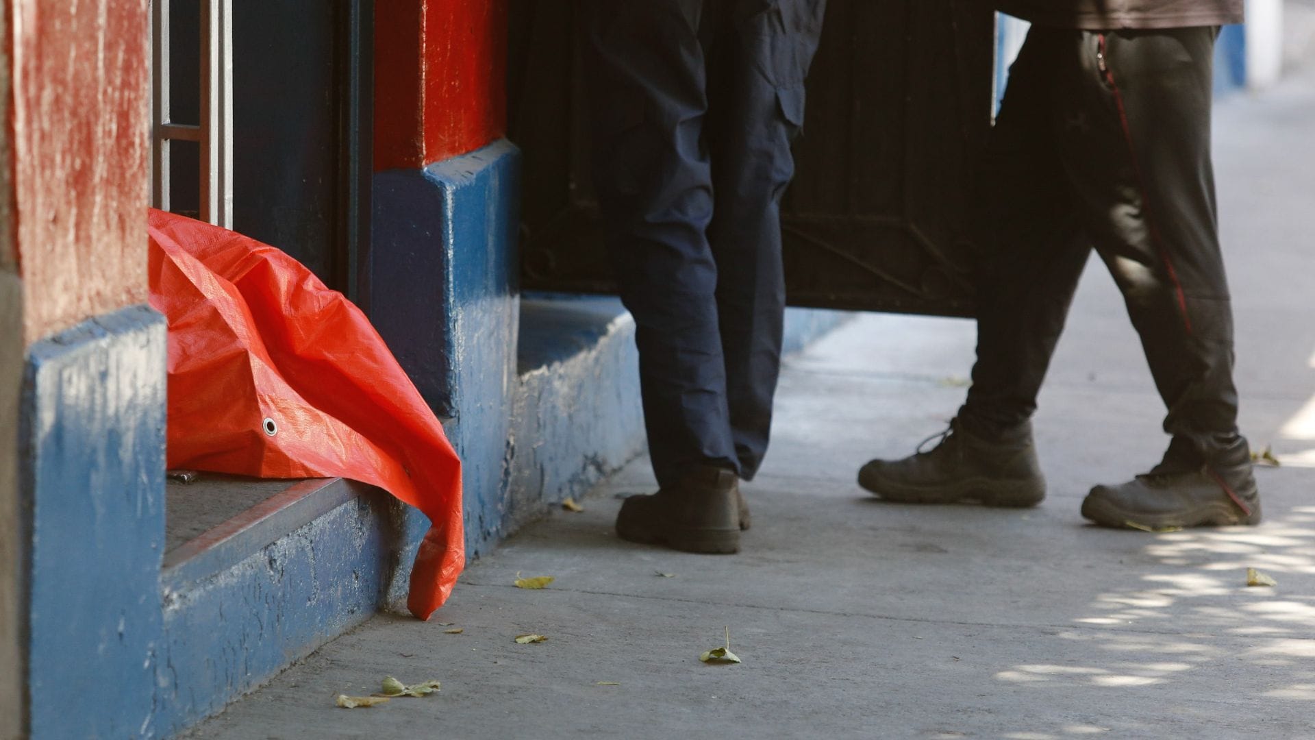 Asaltantes en moto asesinan a tiros a un hombre tras intentar robarle una cadena de oro en Estación Central