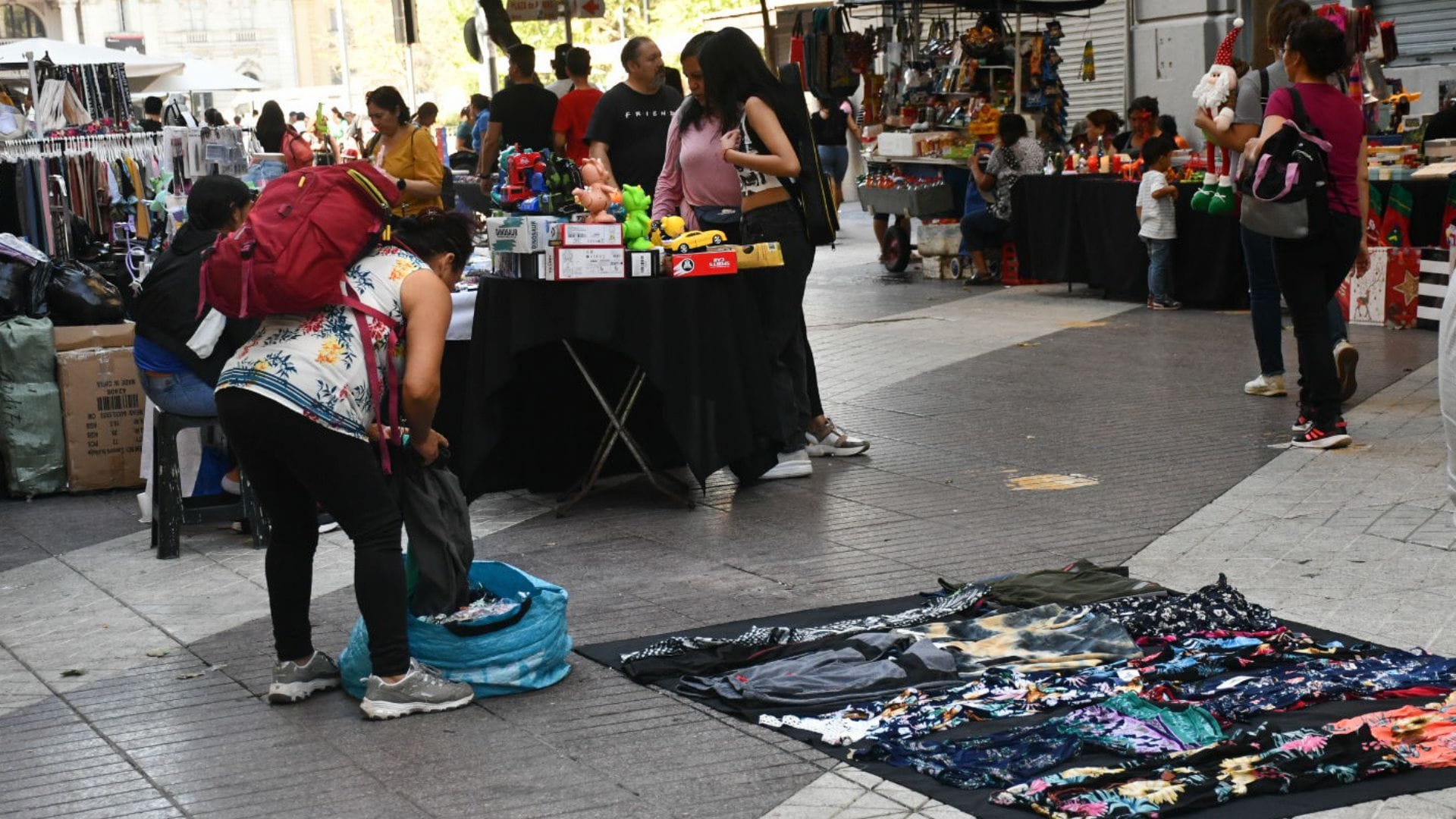 Justicia da 45 días a la Municipalidad de Santiago para tener plan que erradique el comercio ambulante del Paseo Ahumada