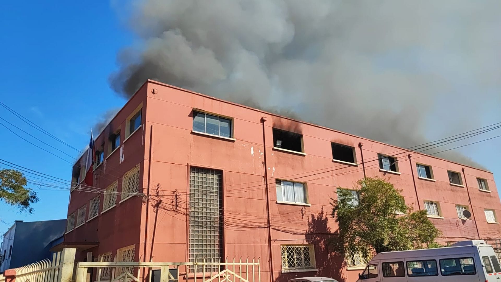 Bomberos llegó a combatir el fuego: Incendio afecta a dependencias del colegio Lucila Godoy de San Miguel
