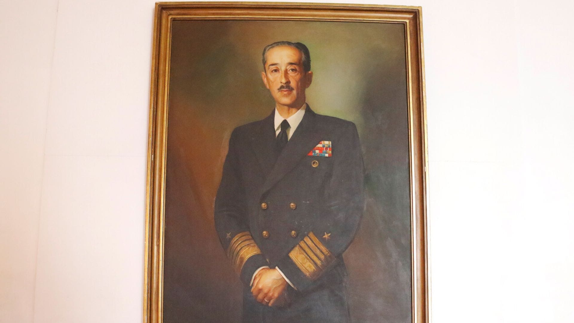 Armada deberá retirar de sus dependencias retrato y fotografía de almirante José Toribio Merino