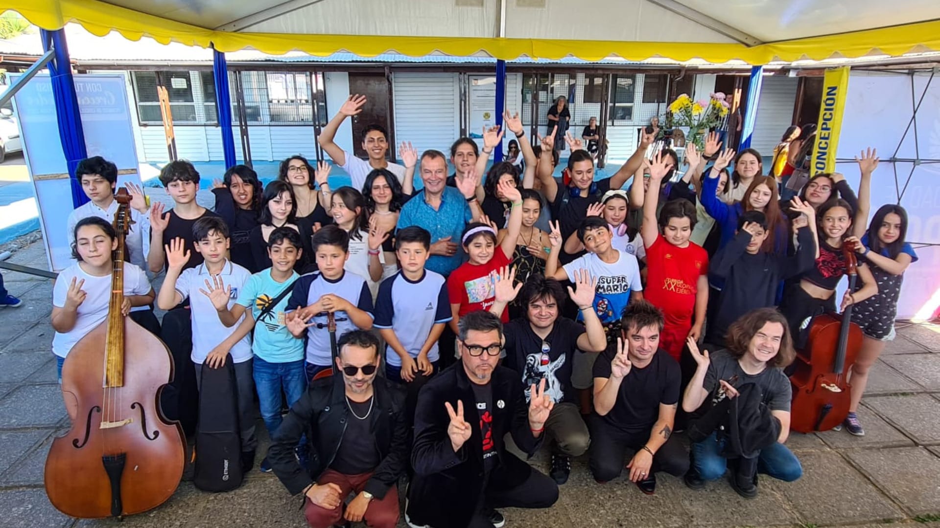 Los Bunkers cantaron “Llueve sobre la ciudad” con orquesta de Barrio Norte
