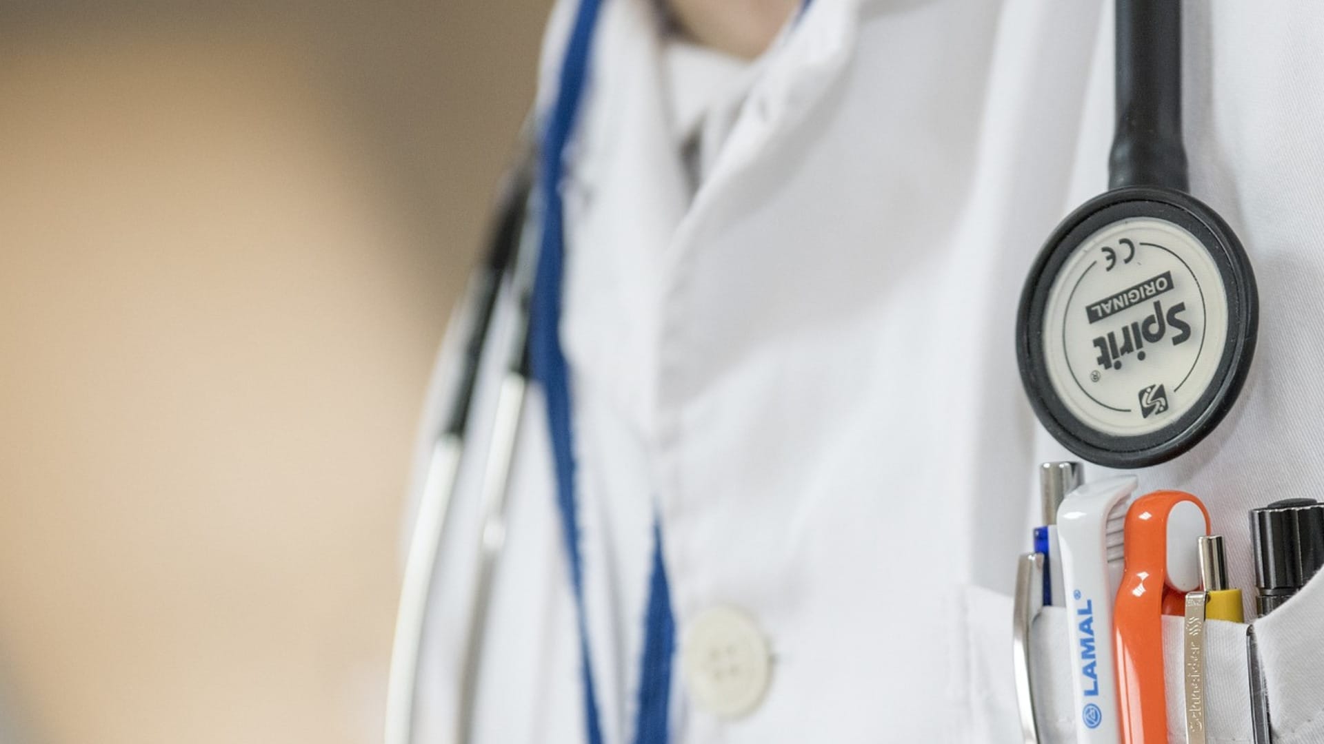 Dos médicos protagonizan altercado en Hospital de Coronel: Uno fue detenido
