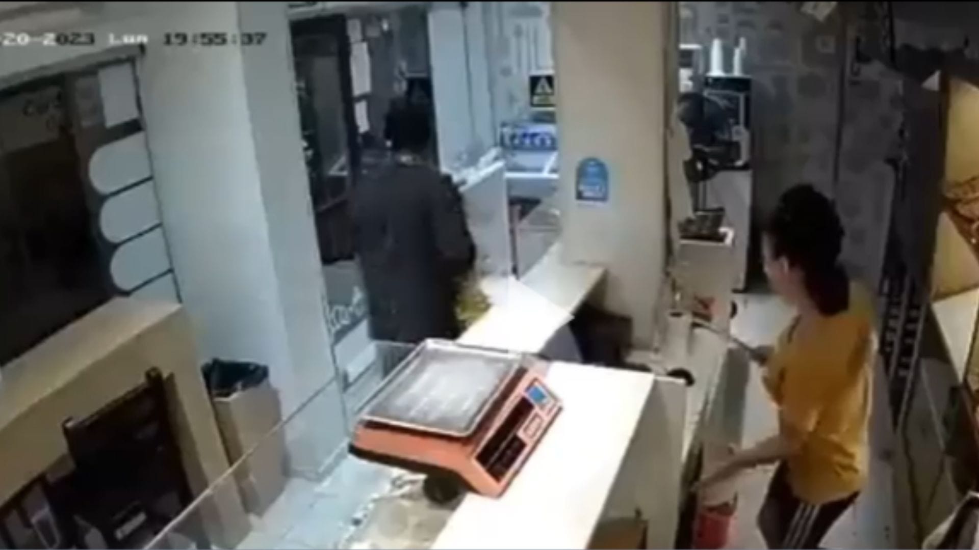 Mujer se defendió con cuchillo de asalto a su panadería: Sujeto entró a robar en dos ocasiones