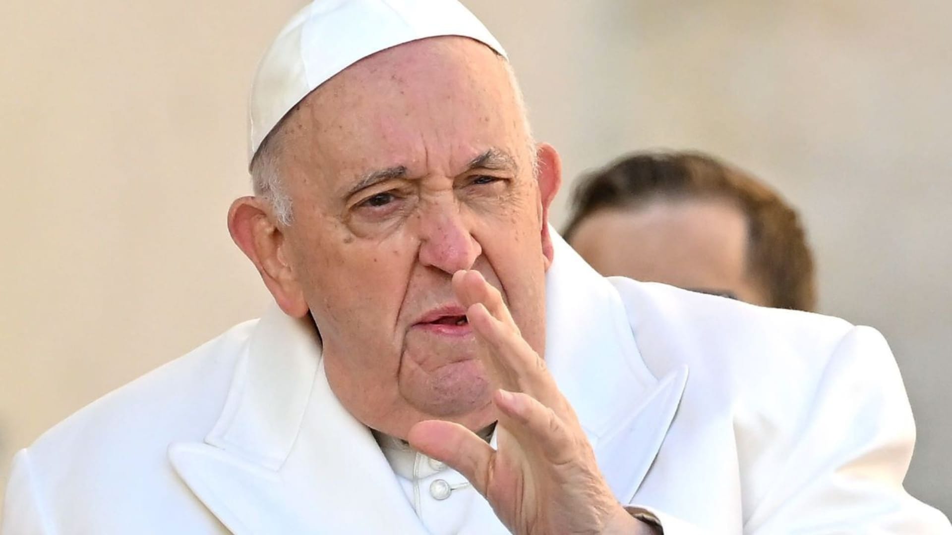 Hospitalizan a Papa Francisco por infección pulmonar