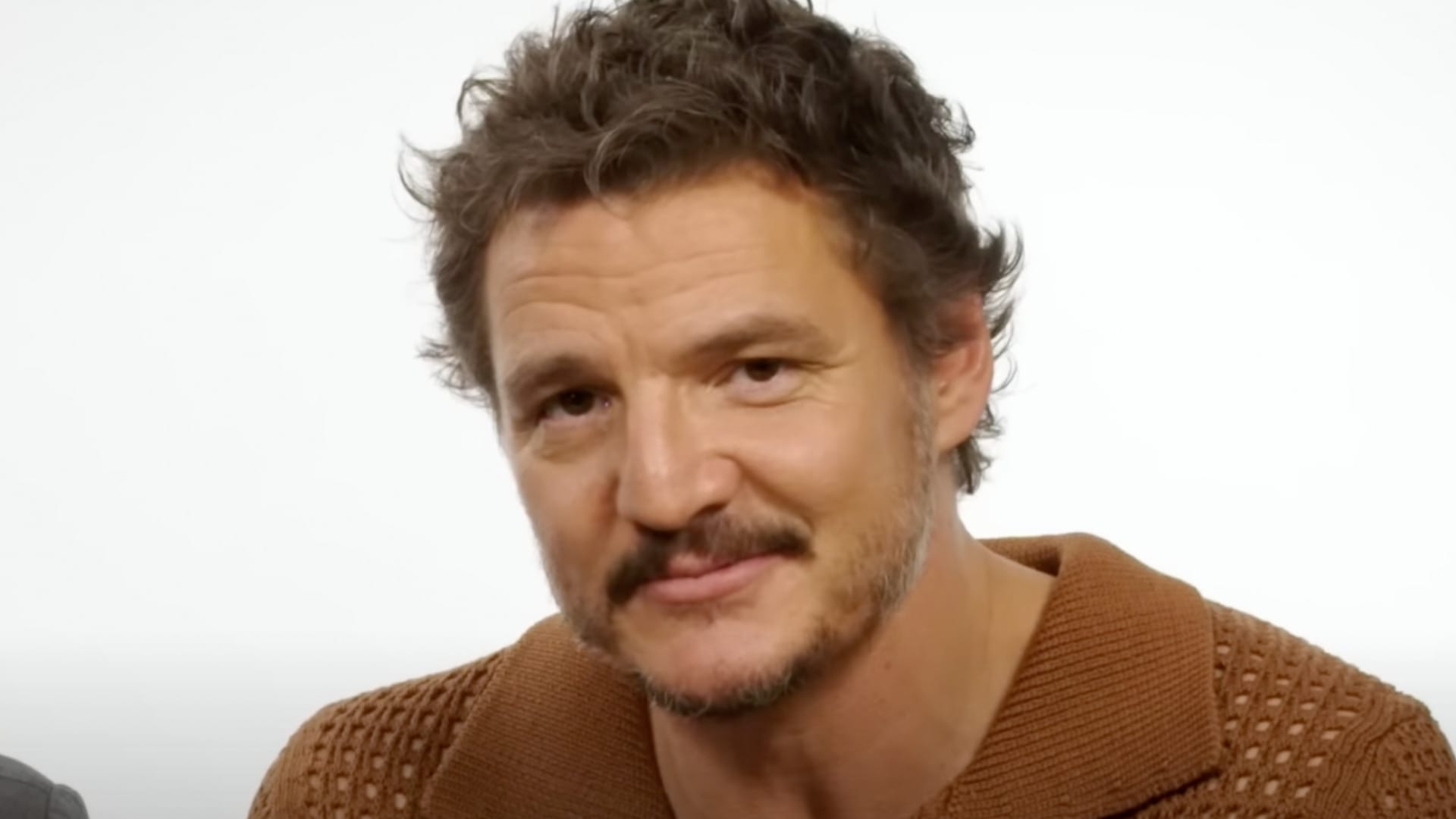 Pedro Pascal aplaudió la comida de Chile: Comió empanadas y marraqueta con palta