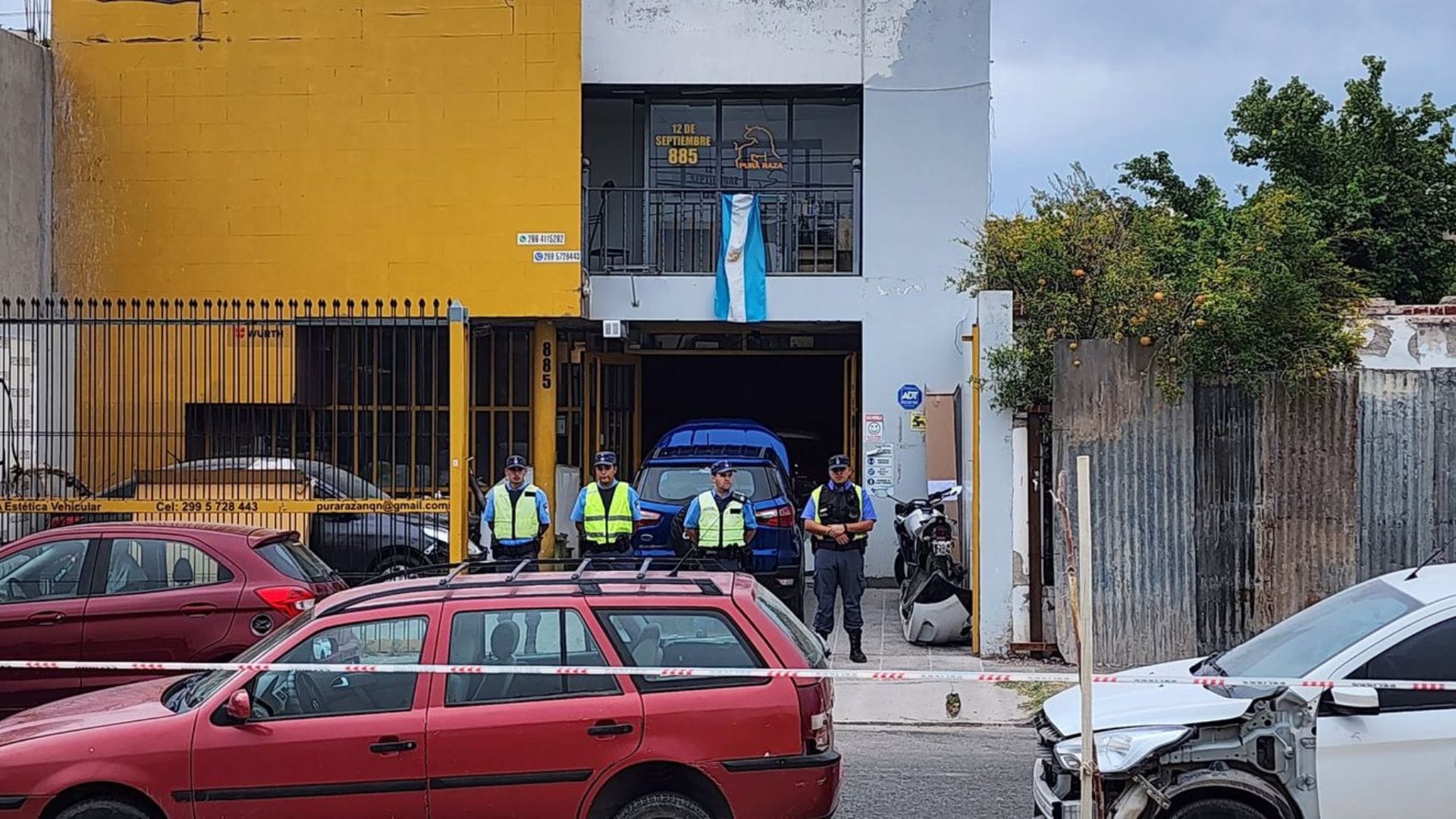 Policía le disparó por accidente a su mejor amigo mientras le mostraba arma: Familiares casi lo linchan