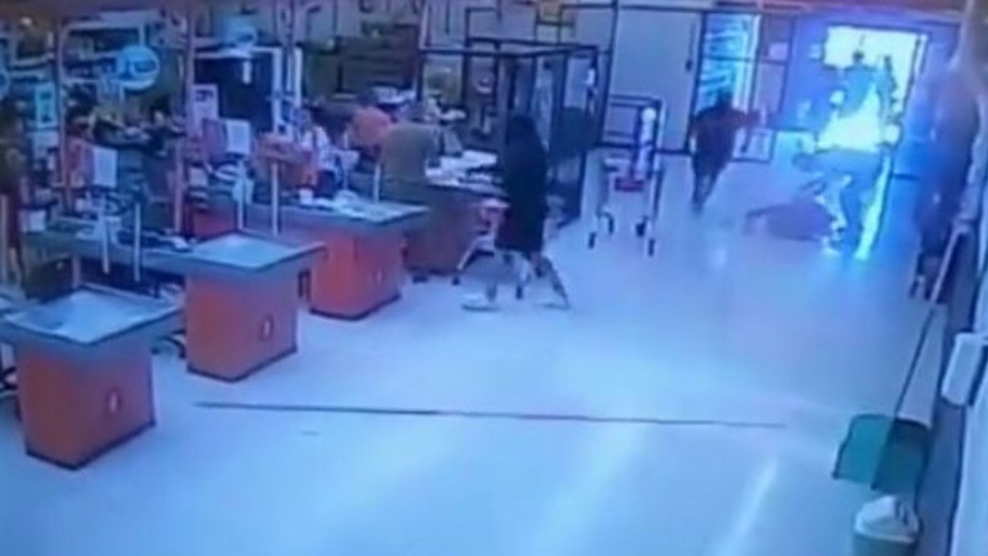 Frustran robo en supermercado de La Florida: Carabinero de civil disparó seis veces contra asaltantes