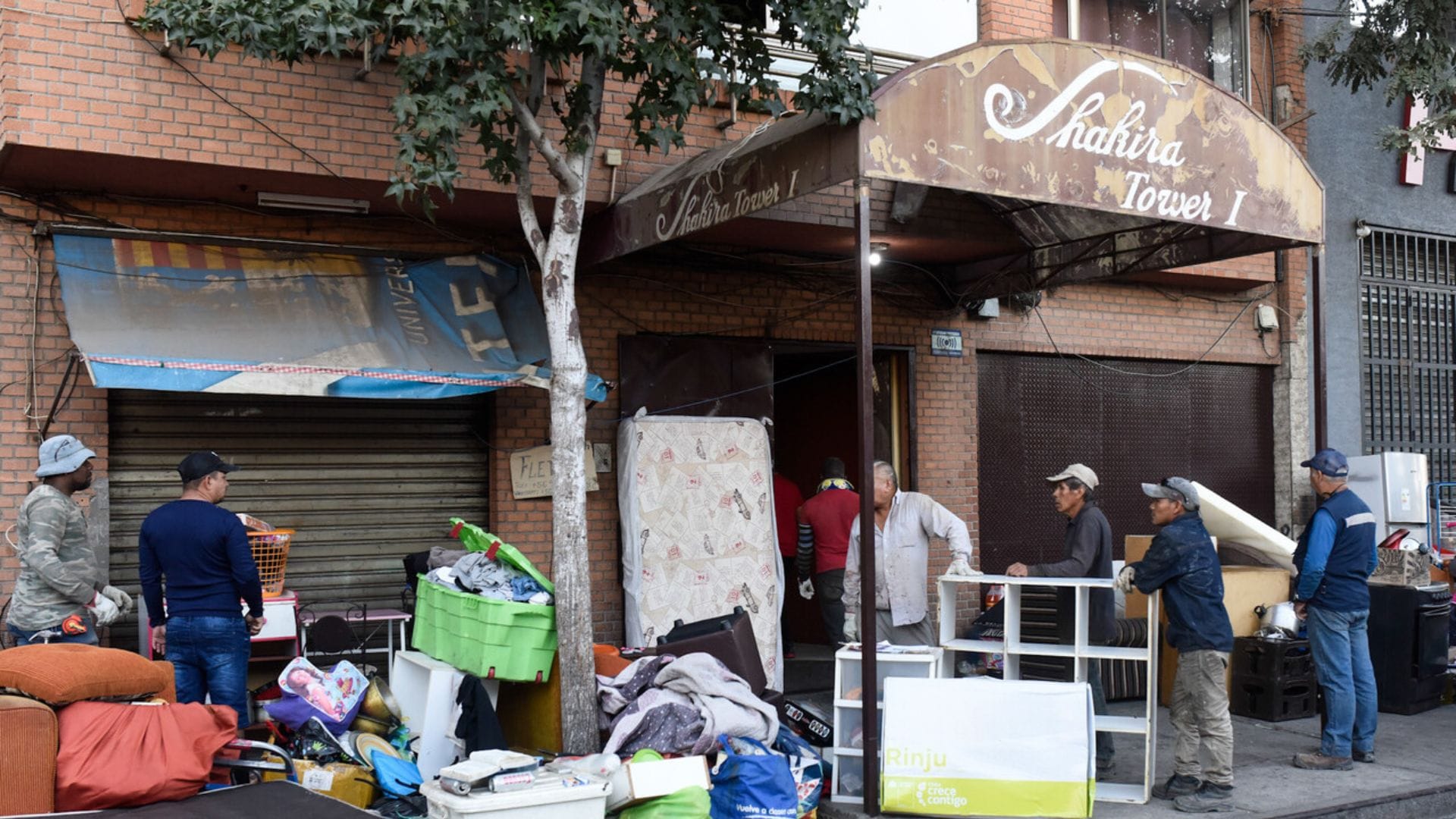 Departamentos estaban tomados hace 3 años: Desalojan “Shakira Tower I” en Santiago Centro