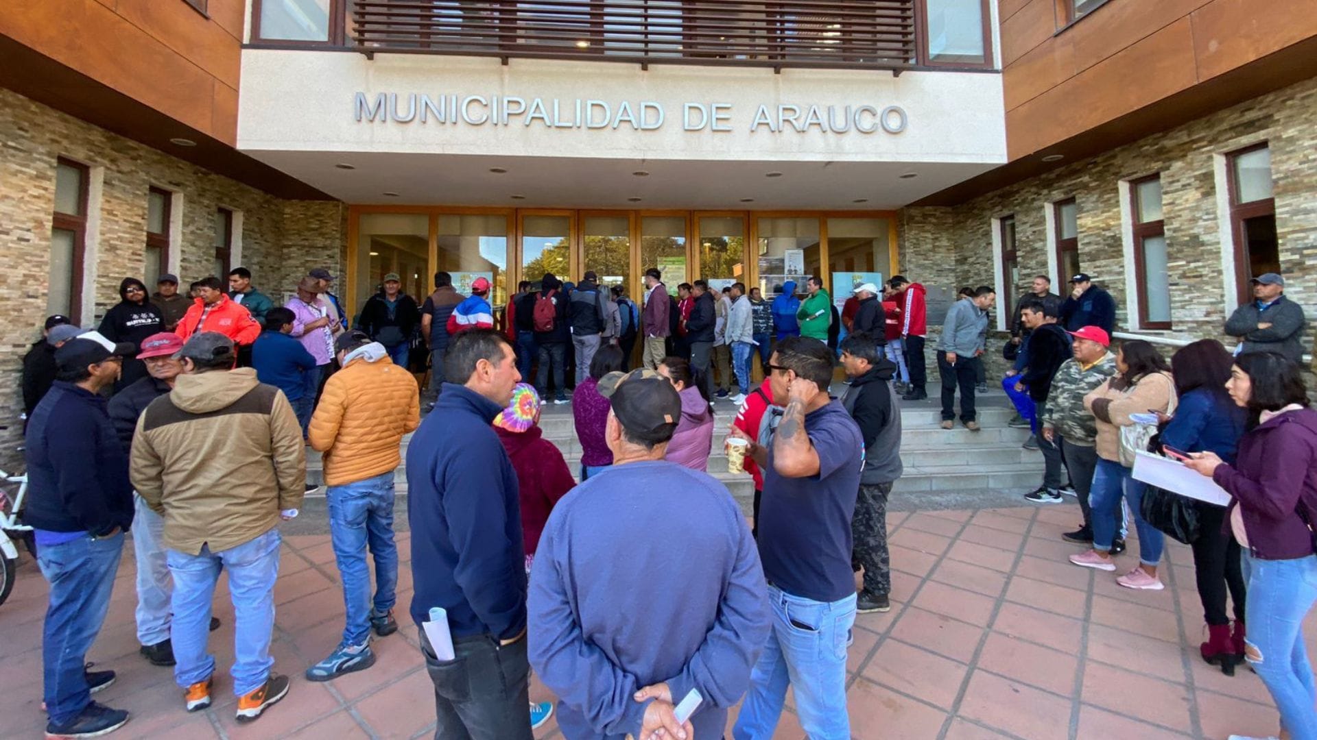 Pescadores se toman Municipalidad de Arauco ante tardanza en ayuda por marea roja