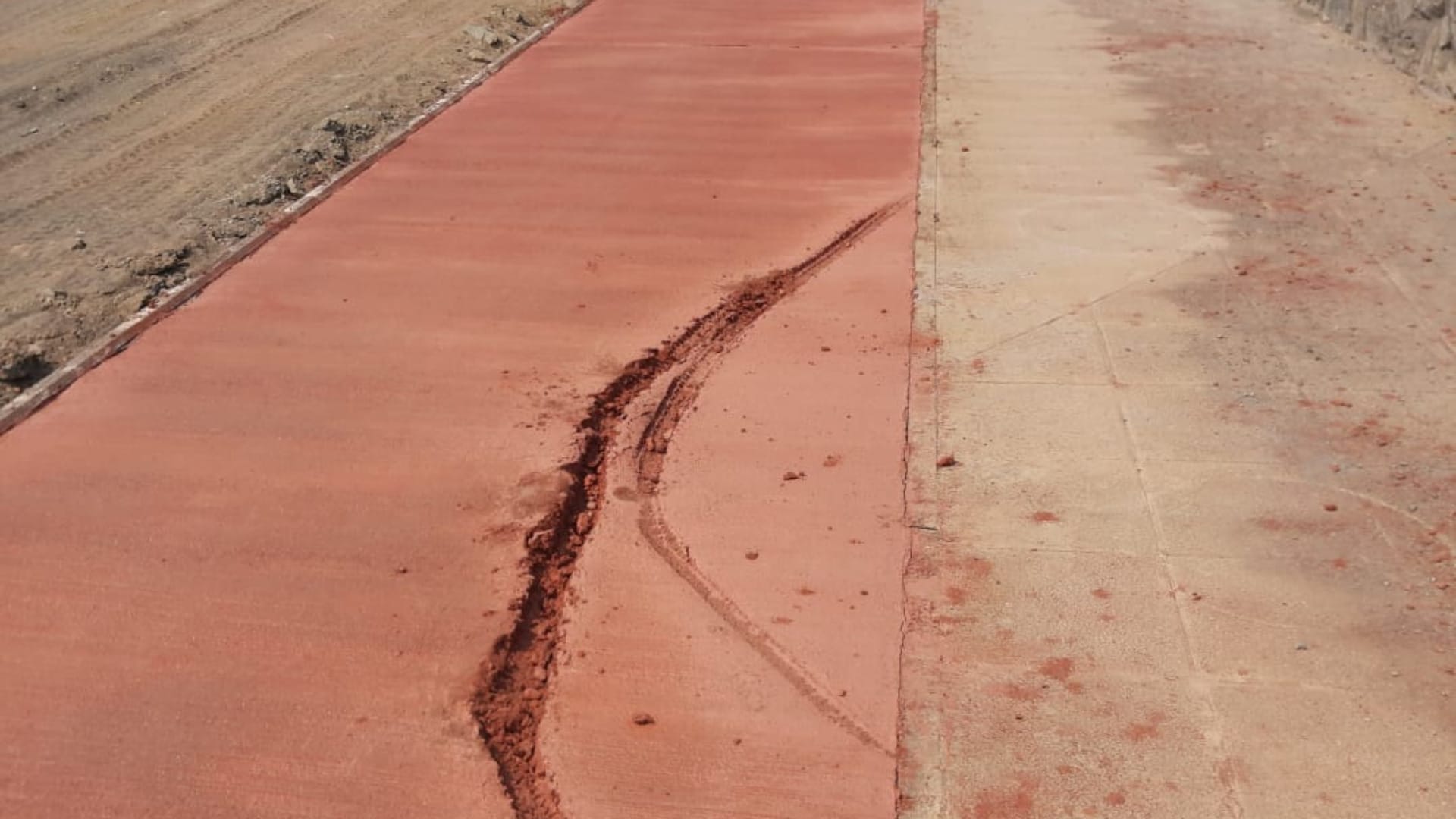 Municipio de Chiguayante pide que personas no se suban a ciclovías y escriban en asfalto que aún no se seca