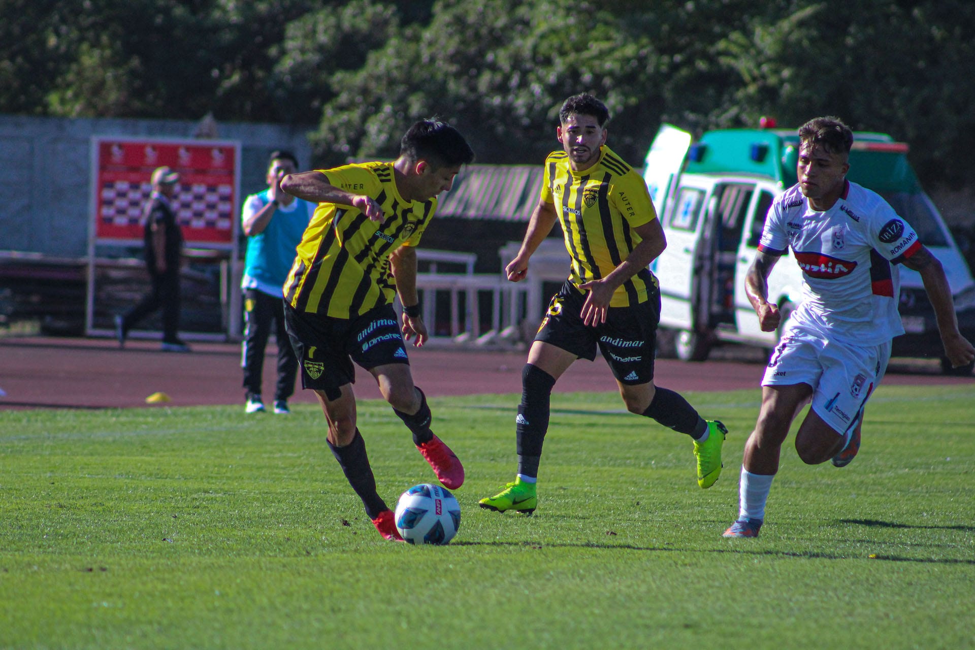 Fernández Vial sufre en su estreno en la Segunda División