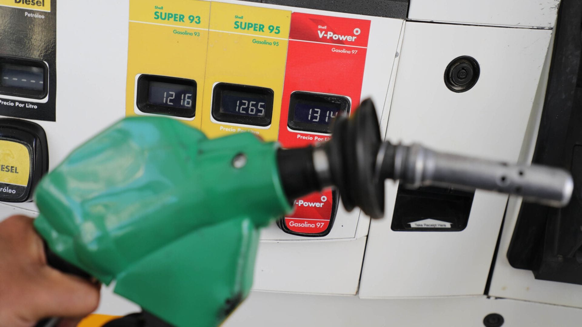 Desde este jueves bajará el precio de todos los combustibles