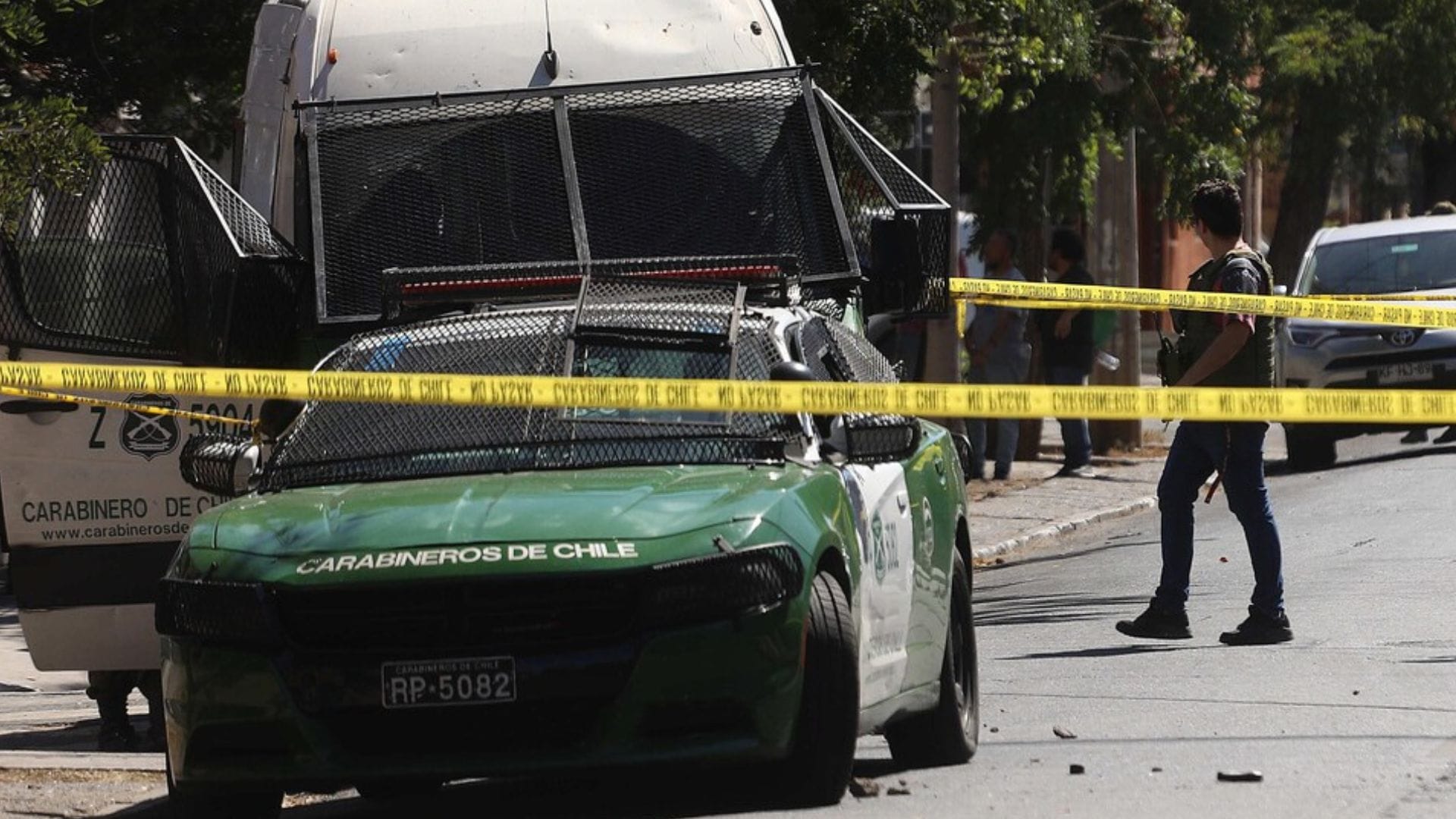 Carabinero le disparó a sujetos que trataron de robar su auto en La Cisterna: Uno de ellos murió