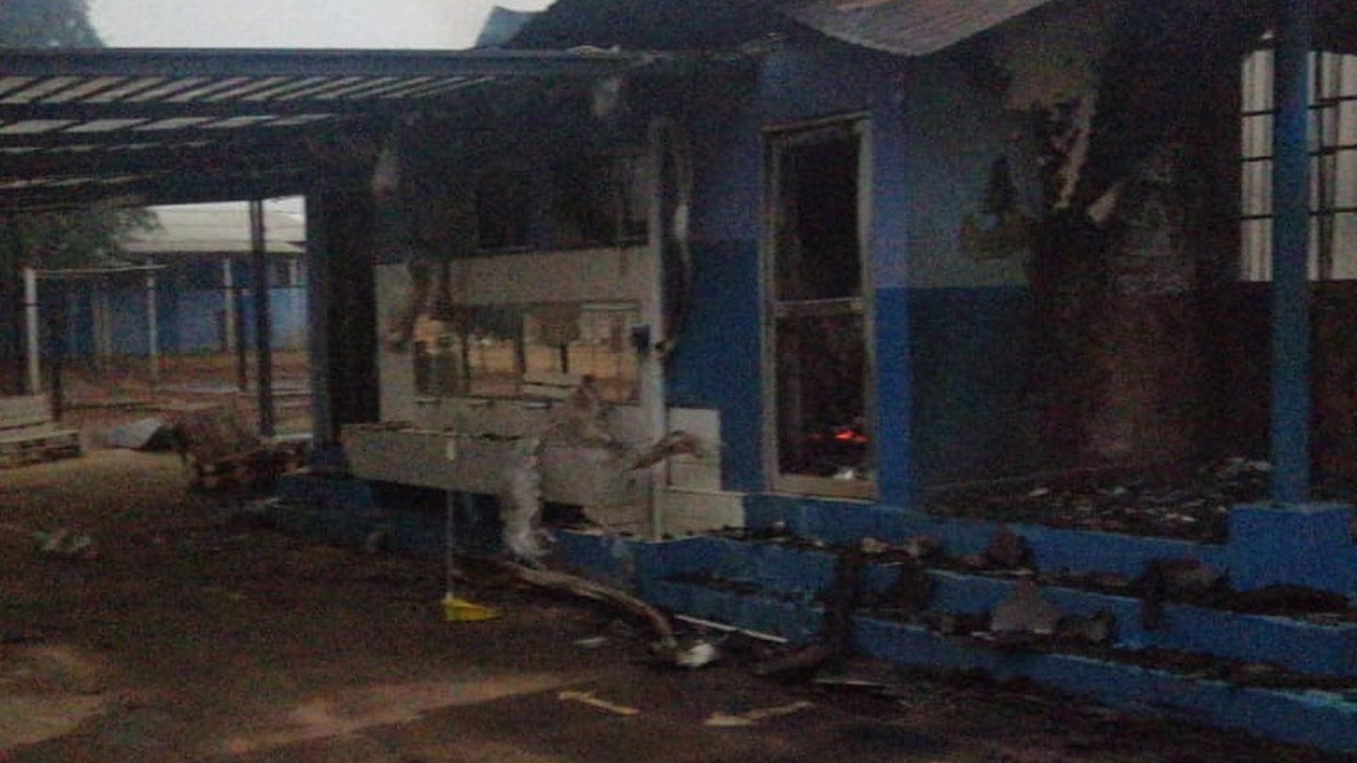 Ataque incendiario deja una escuela destruida en Victoria
