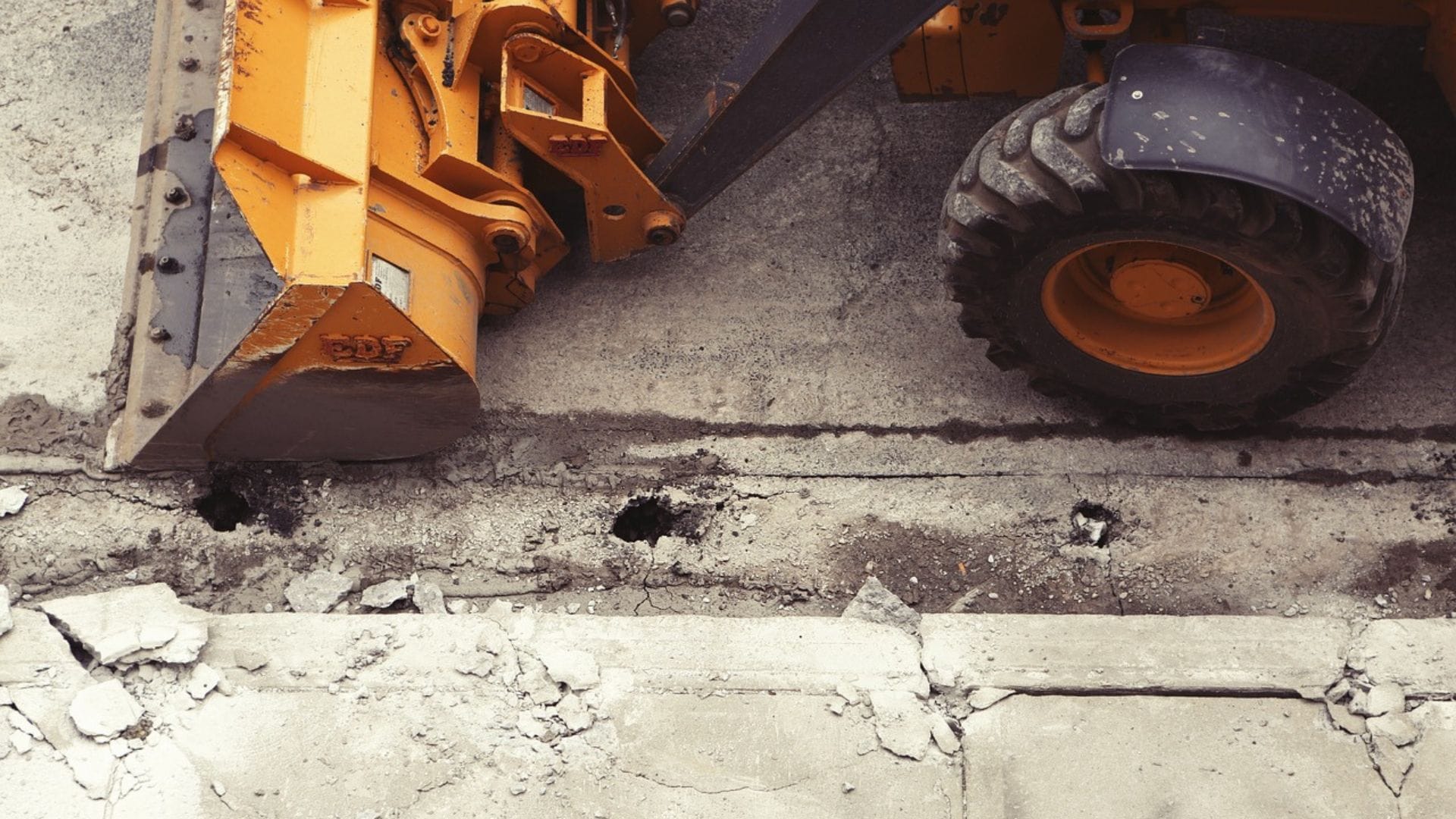 Joven esperaba que lo pasaran a buscar para ir a su trabajo: Murió aplastado por excavadora