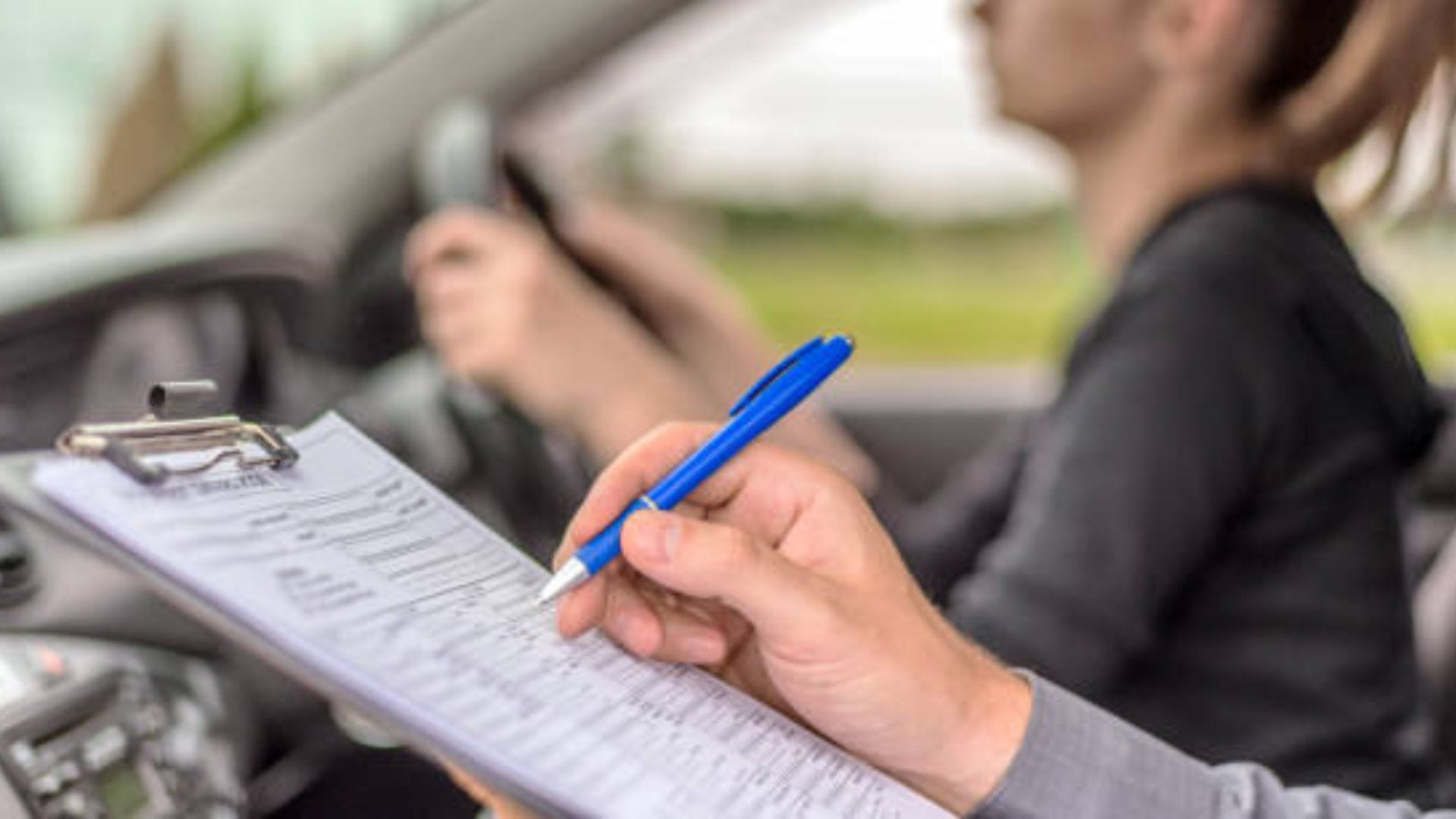 Mujer lo intentó 960 veces hasta que logró aprobar examen de conducir: Invirtió millonaria suma y le regalaron auto 0 km