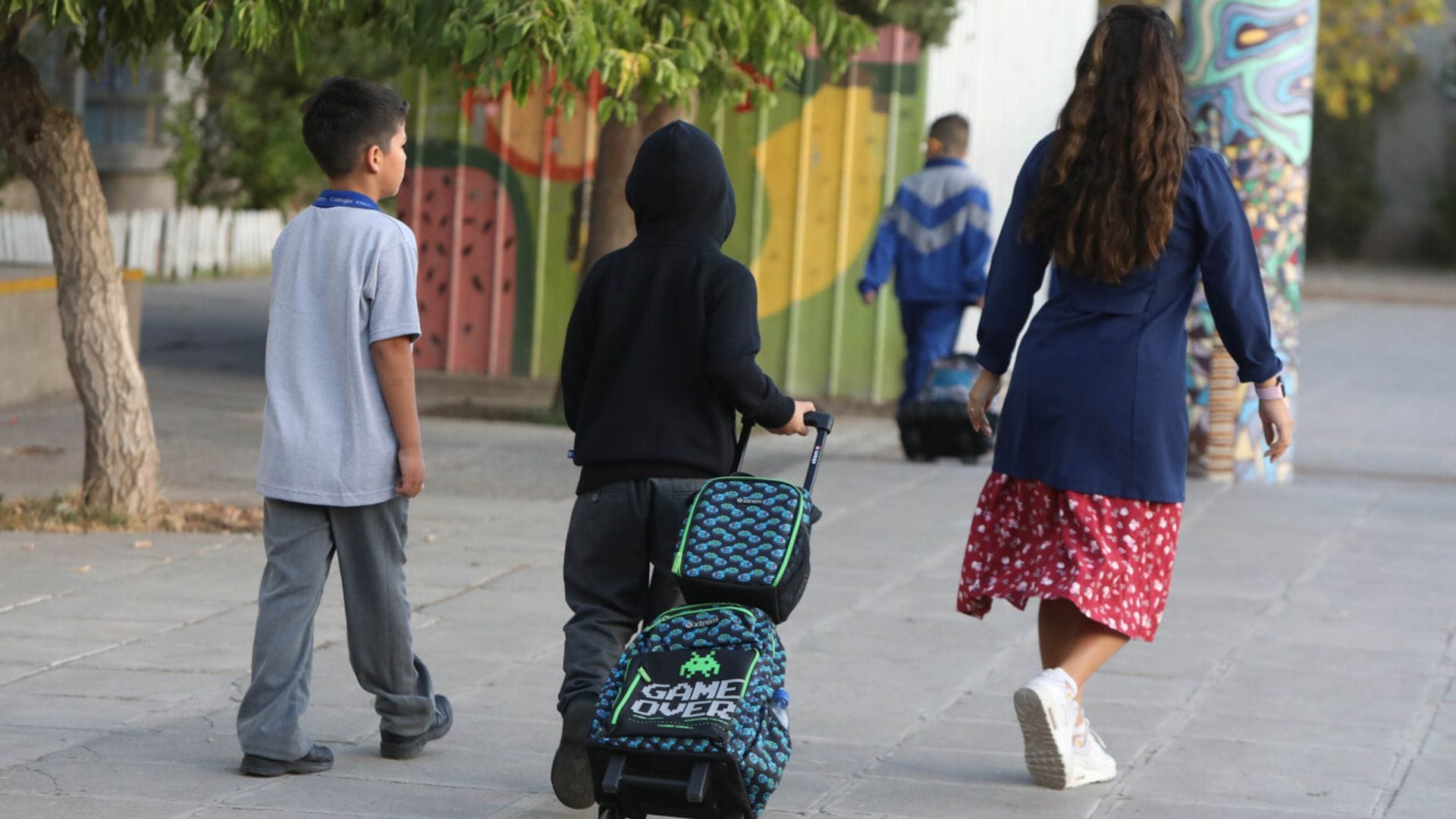 Mujer llevó a su hijo a clases y fue apuñalada en la puerta de escuela: Le robaron el celular