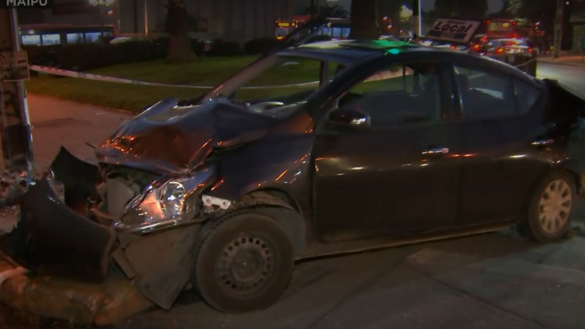 Taxi chocó, volcó e impactó con poste en Maipú: Accidente dejó lesionados