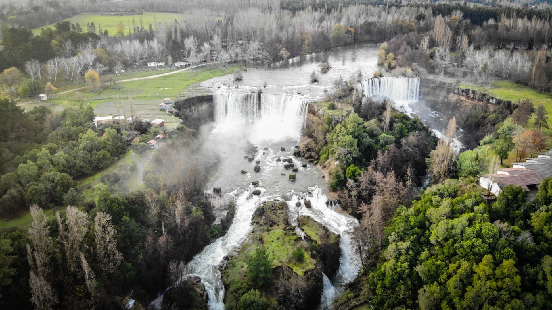 “Lo que causó su precipitación a la cascada”: Mujer fallece tras caer desde el Salto del Laja