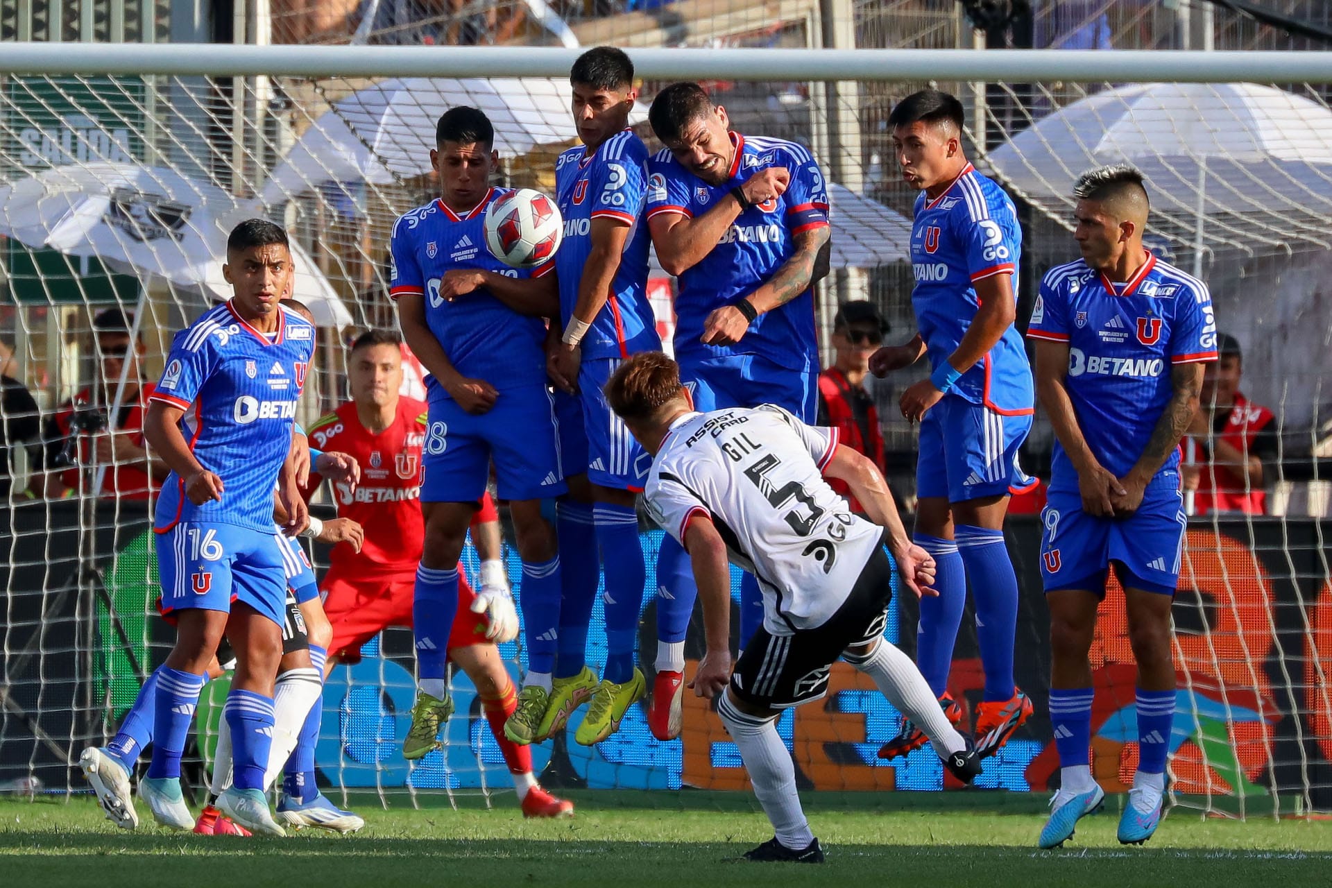 Universidad de Chile también recibe castigo por la conducta de sus hinchas en el Superclásico