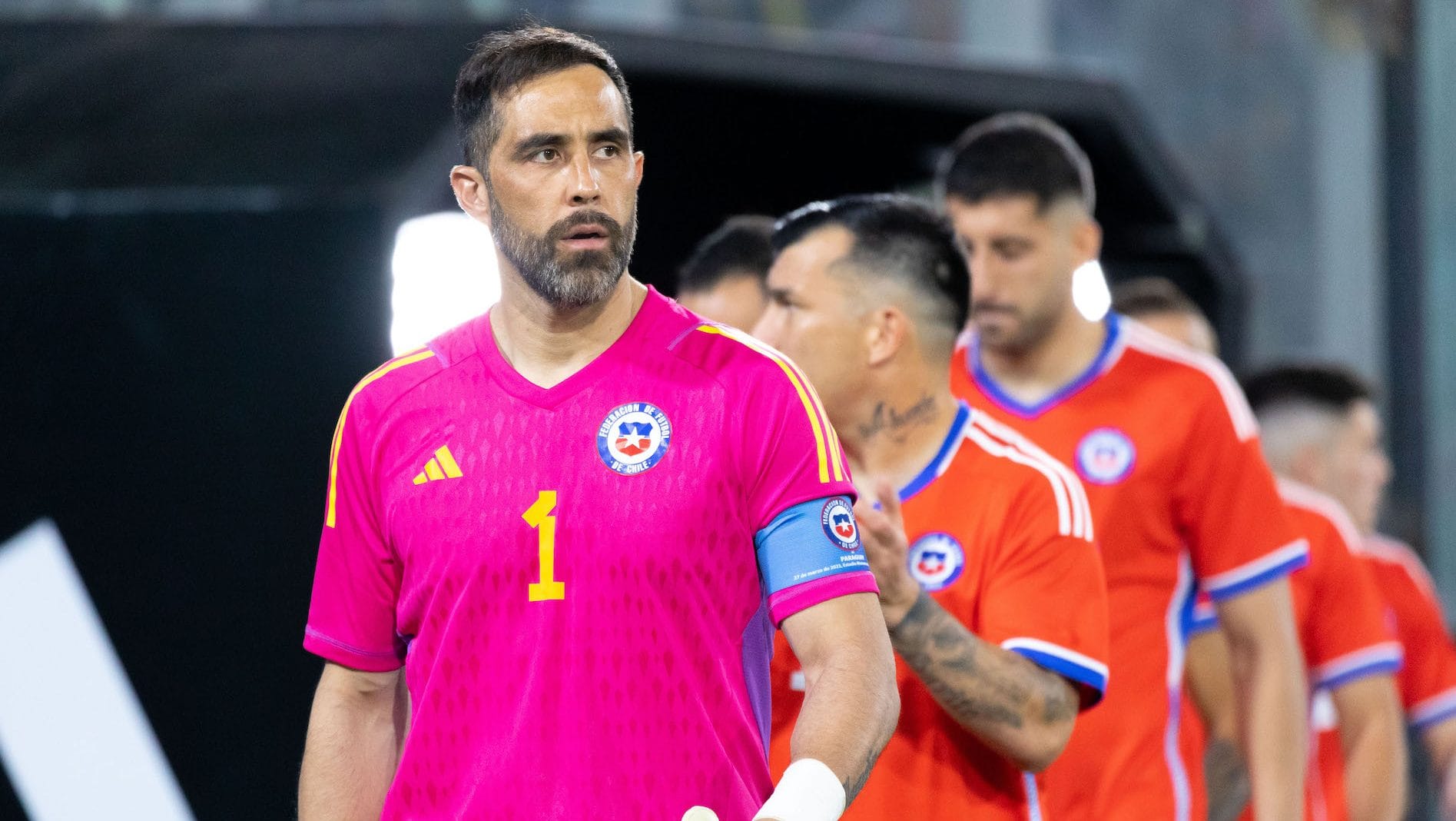 Claudio Bravo aprovecha de felicitar a joven portero de Chimbarongo tras la goleada ante la U