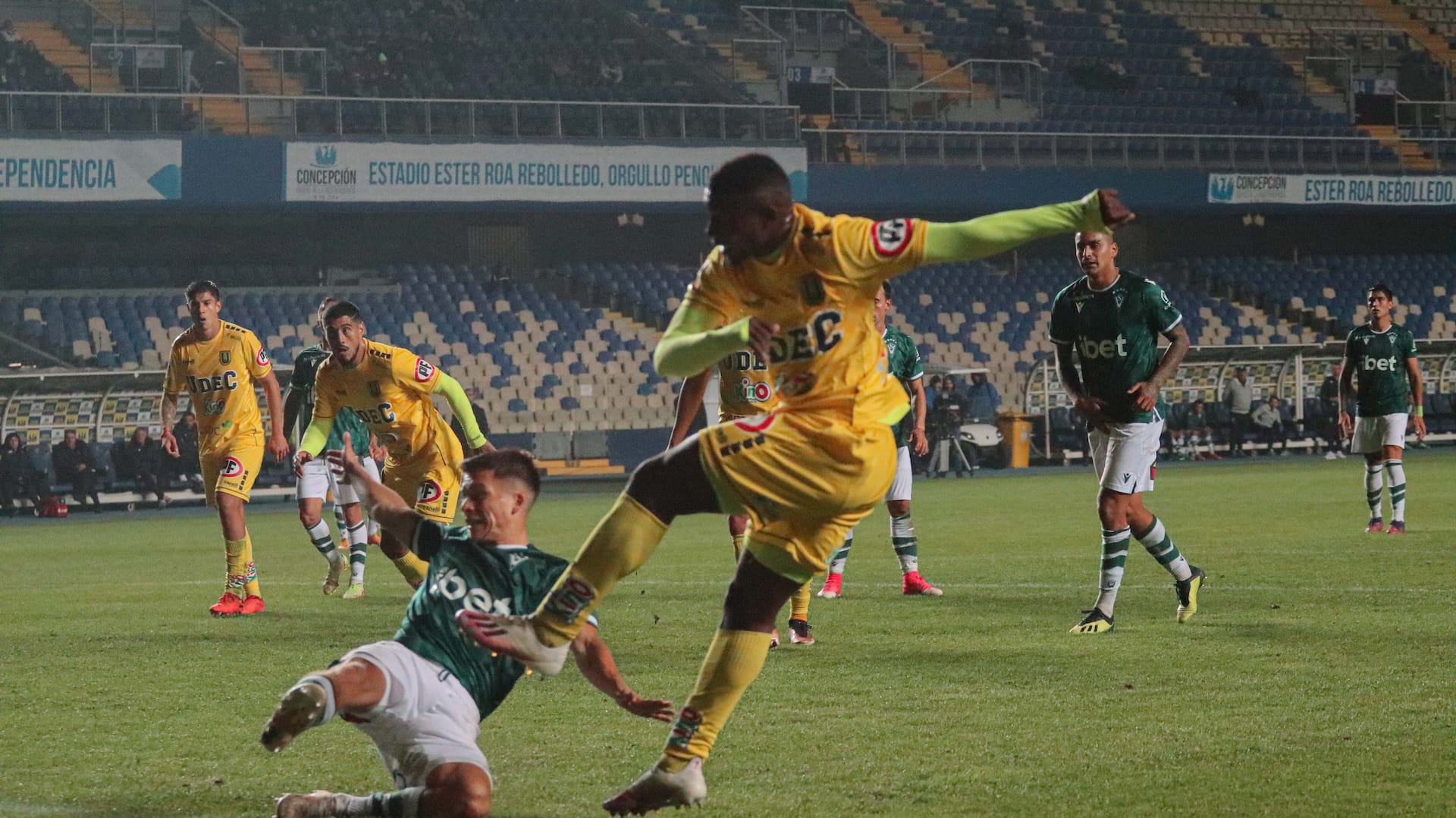 UdeConce entrega el apoyo a Job Bogmis por la situación de racismo que vivió ante Wanderers