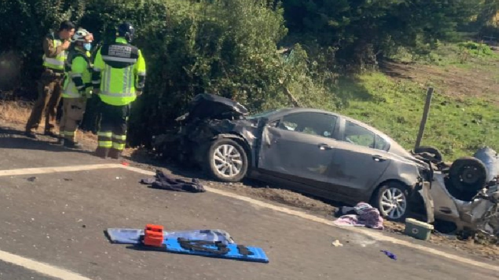 Dos fallecidos y múltiples heridos tras colisión en Región del Biobío: Vehículos cayeron a una zanja