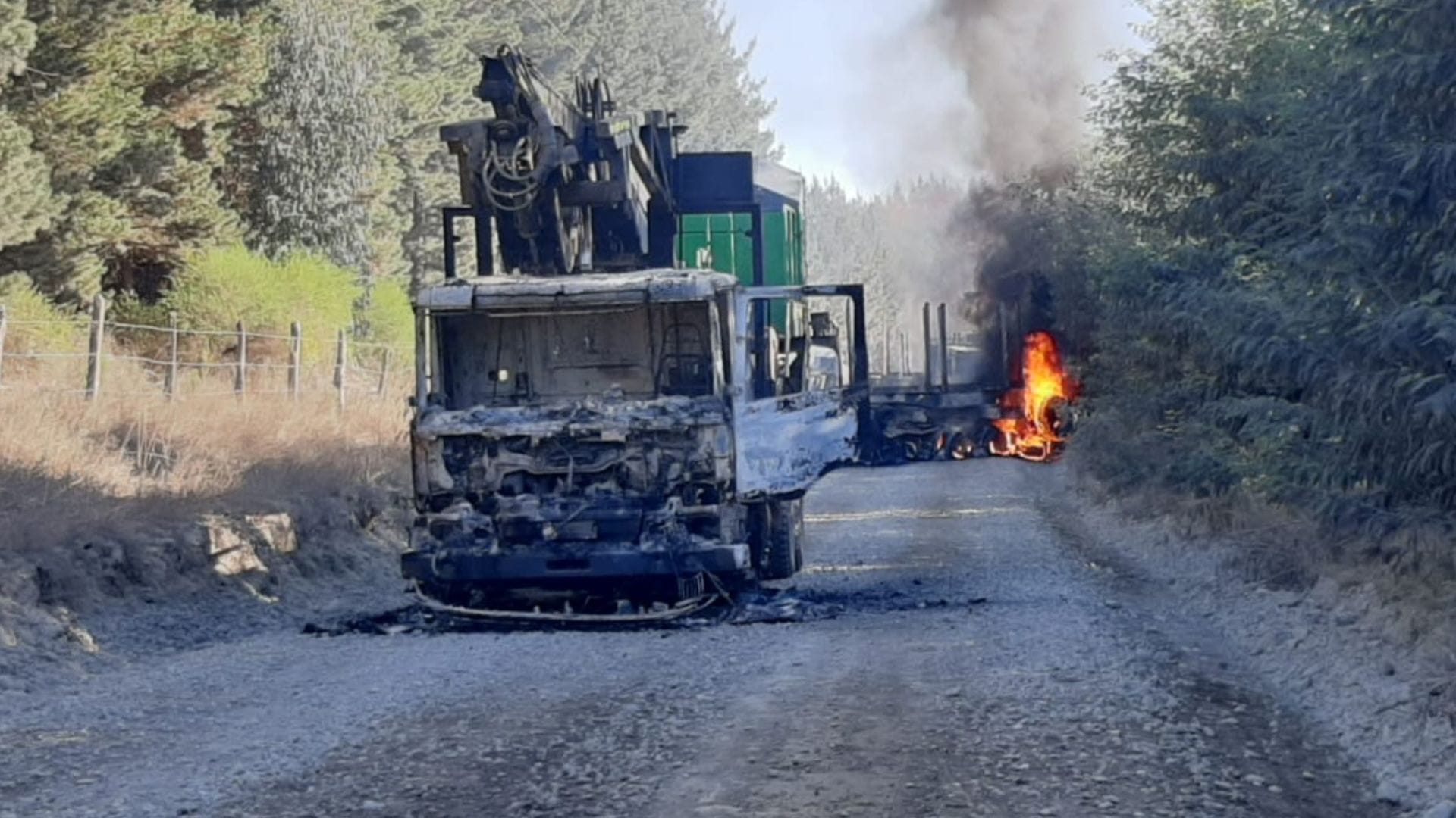 Tres camiones y una grúa siniestradas deja ataque incendiario en Mulchén