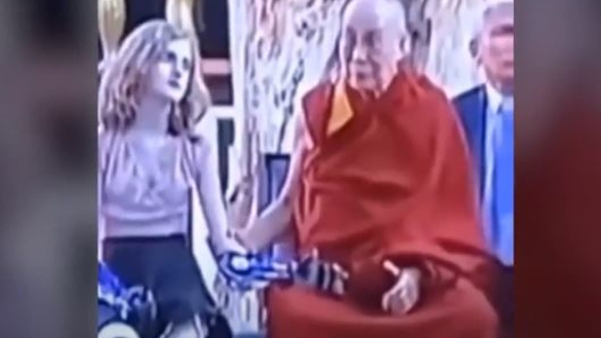 Nueva controversia por el Dalái Lama: Difunden video en que acaricia insistentemente a una niña