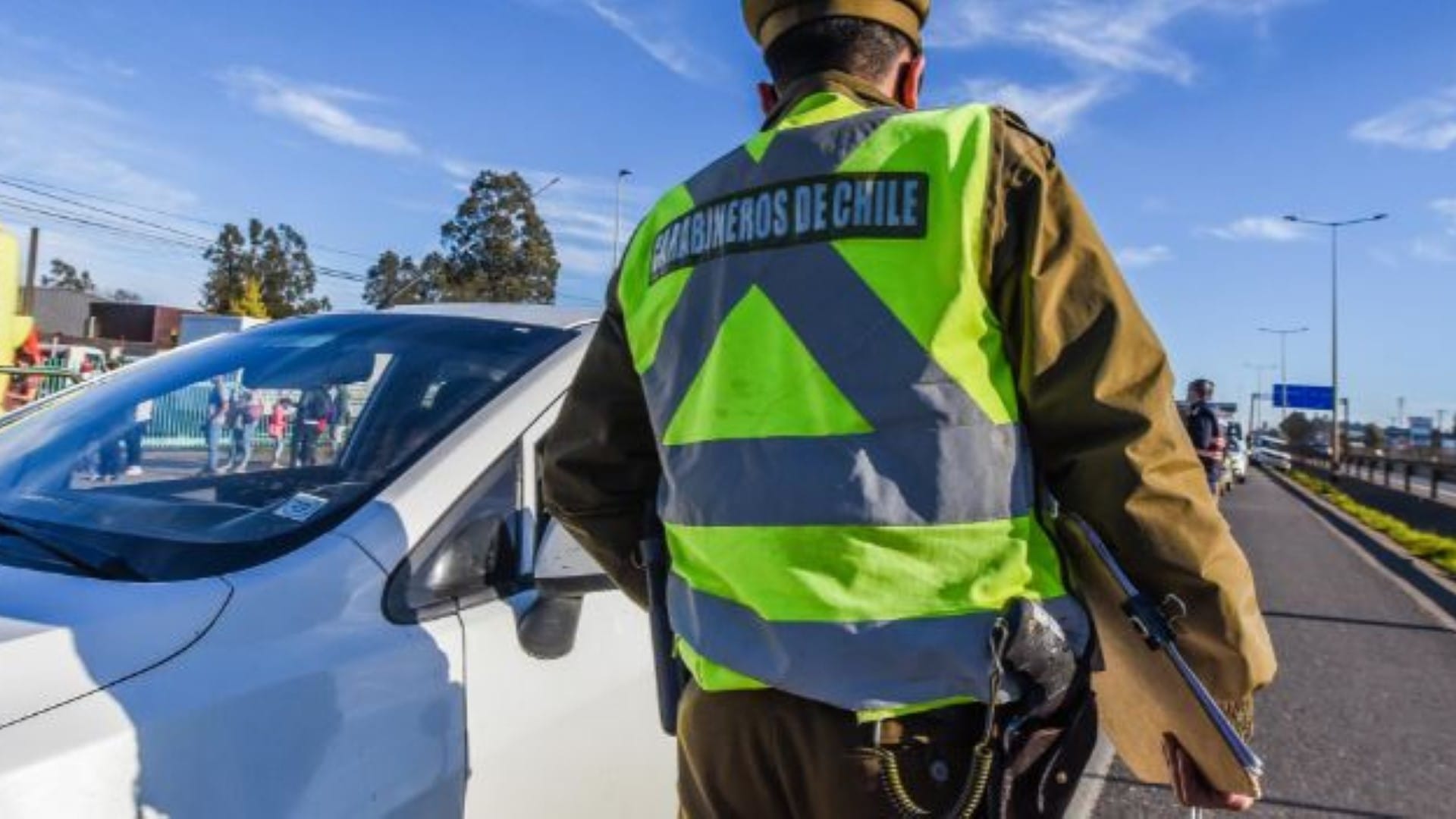 Carabinero tuvo que colgarse en puerta de auto para evitar ser atropellado en Región del Biobío