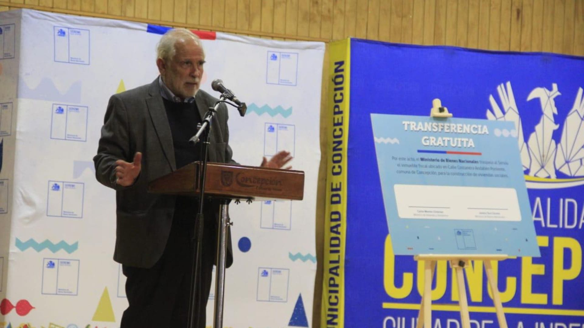 Ministro Montes cuestiona a EFE por trabar entrega de terrenos para construir viviendas en el Biobío