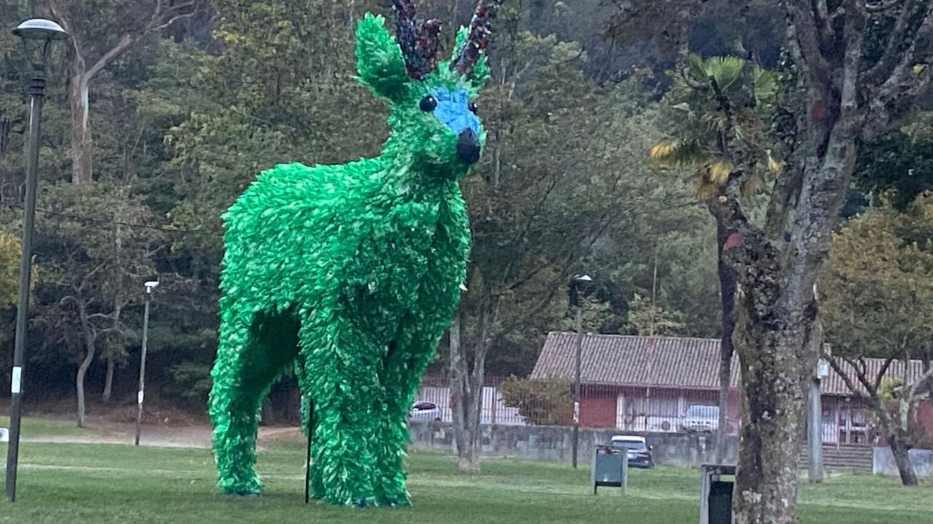 Gigantescas esculturas hechas con material reciclado sorprenden en Parque Ecuador de Concepción