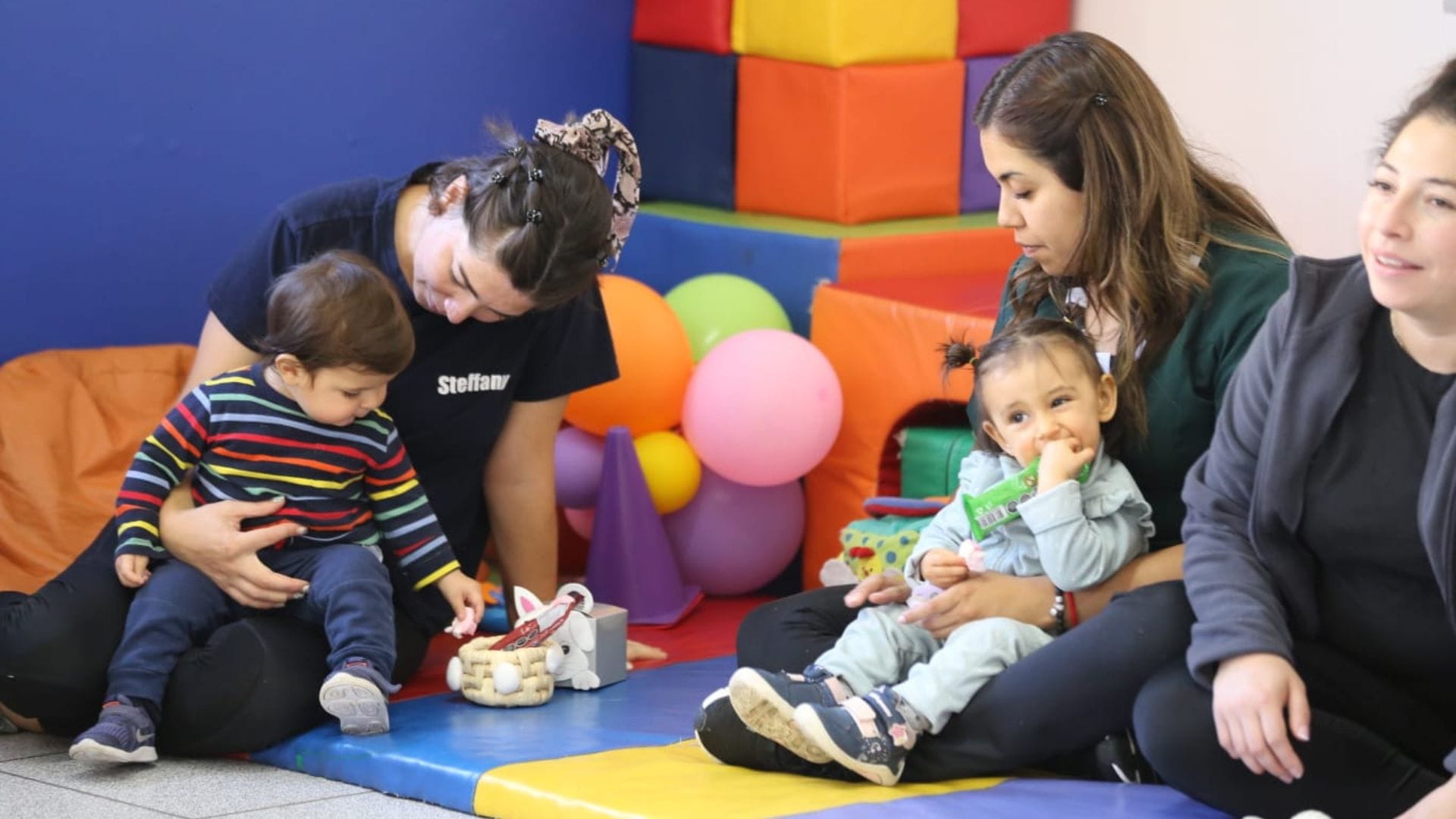 Pascua de Resurrección en Lota: Regalan huevitos de chocolate a niños y niñas de jardín “Cielo Azul”