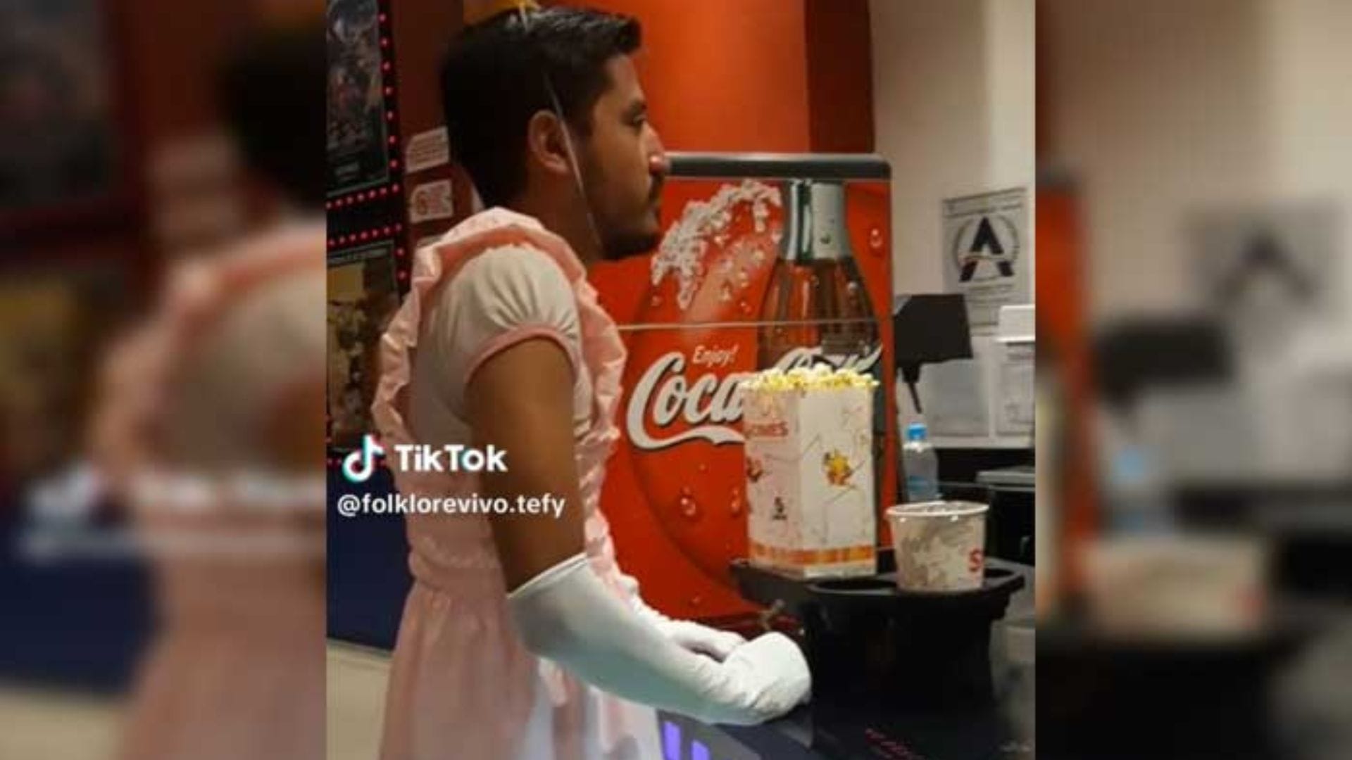 “Mamma Mia”: Hombre causa sensación tras disfrazarse de Peach en estreno de la película de Mario Bros