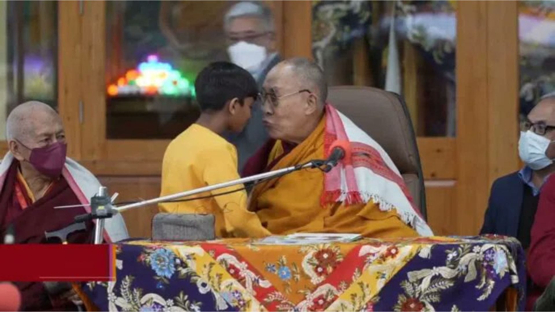 Indignación provocó video de Dalái Lama en RRSS: Besó a un niño y pidió que “chupe” su lengua