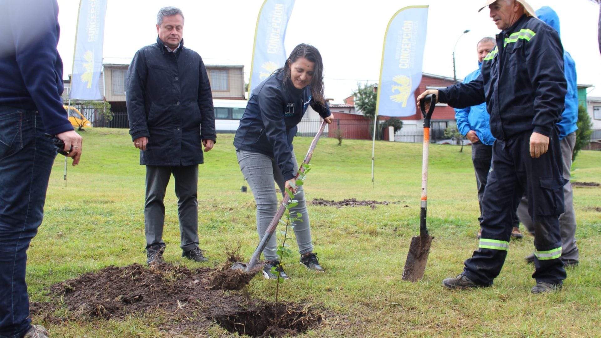 Entregan más de 50 árboles nativos para hermosear parque ubicado en Barrio Norte