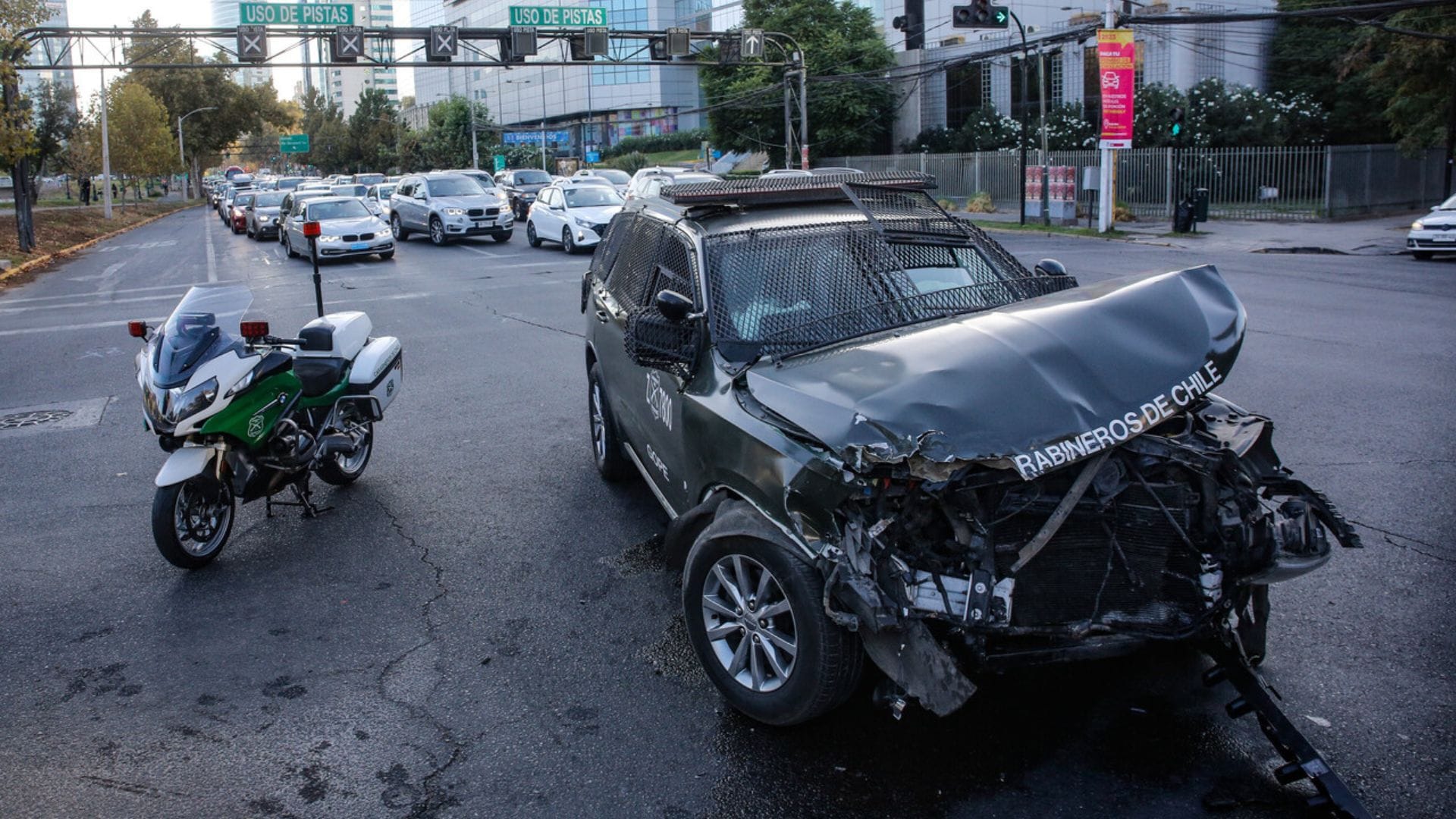 Vehículo GOPE colisionó con camioneta en Providencia: No habría respetado semáforo en rojo