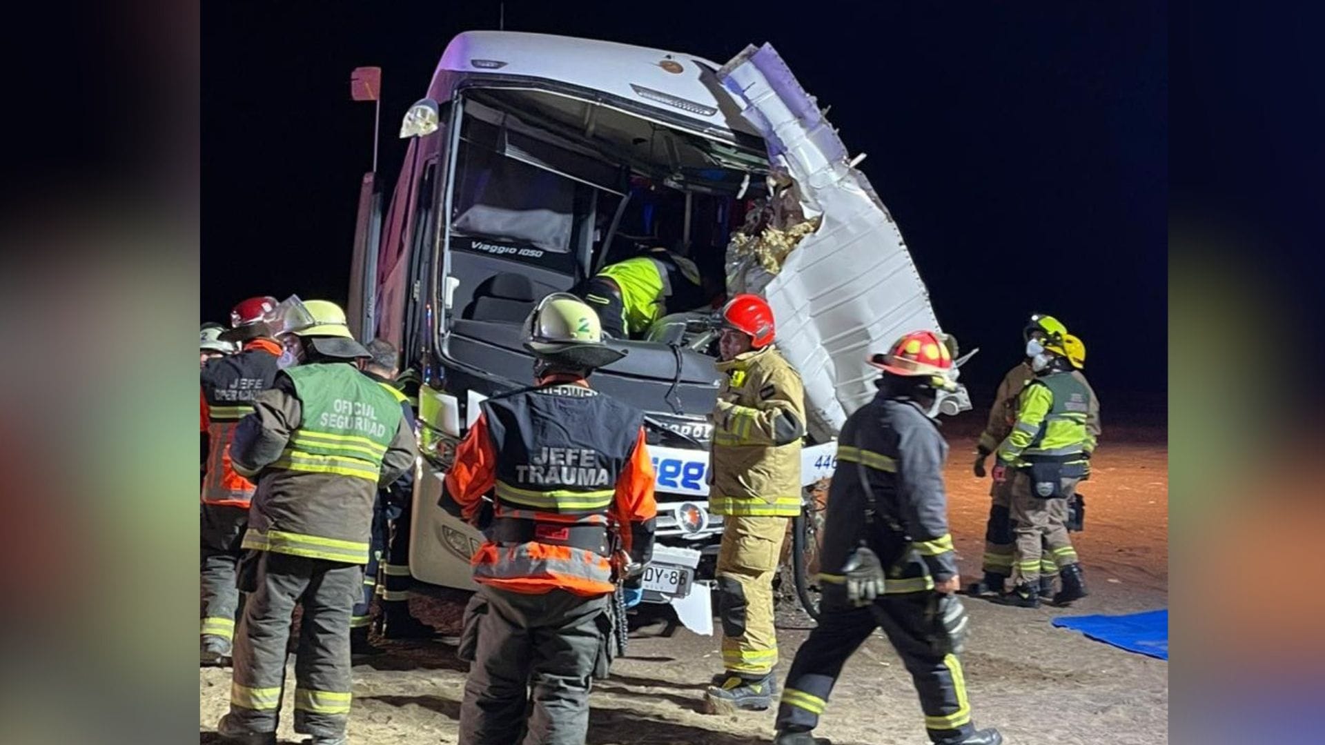 Colisionó con un camión: Chofer de bus murió y 9 personas resultaron heridas tras violento accidente de tránsito en Iquique
